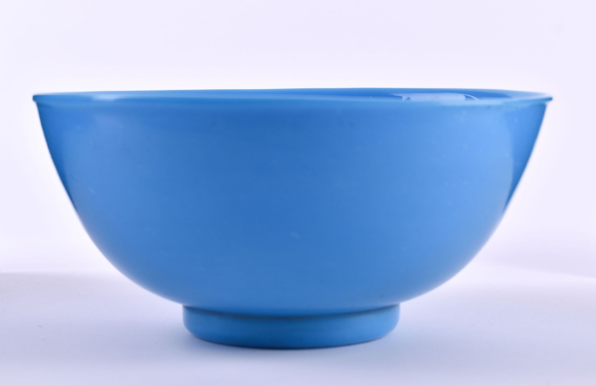 Beijing glass bowl China Qing dynasty 19th centuryblue glass, with Qianlong Nian Zhi stand mark, - Bild 2 aus 4