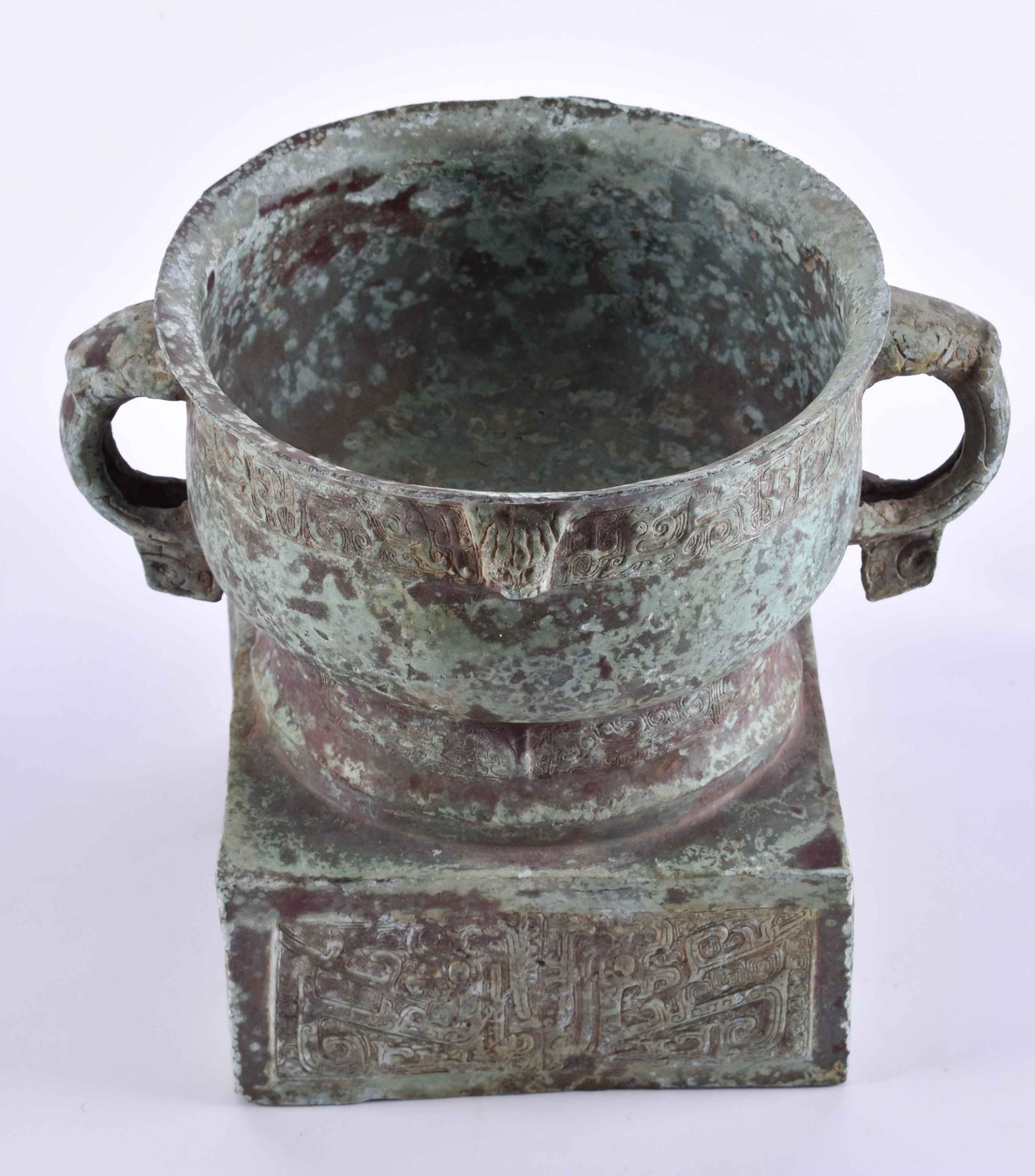 Ritual vessel China Ming dynastybronze, green patina, surrounding with archaic decor, height: 20,5 - Bild 2 aus 5