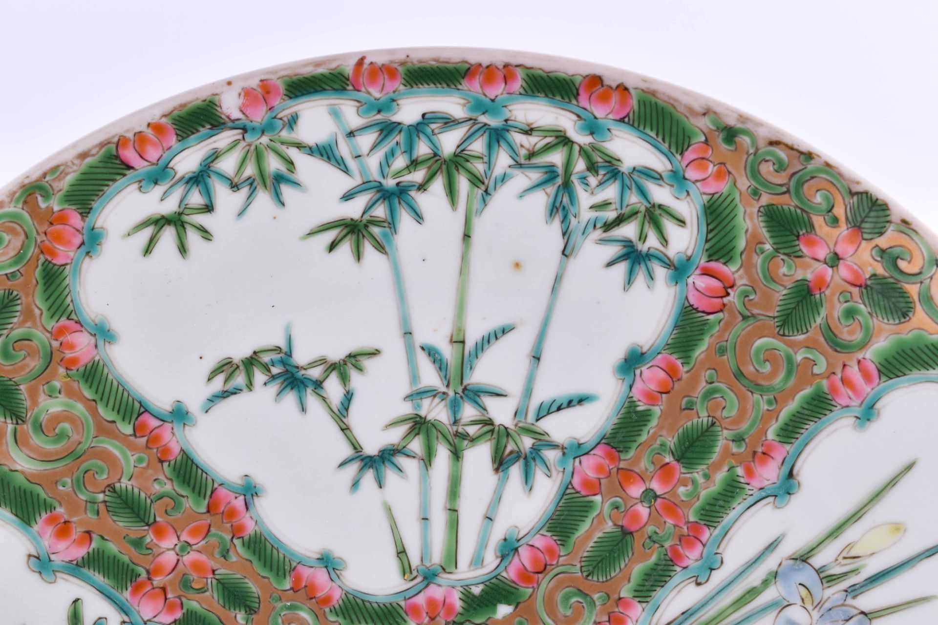 China Qing Dynasty wall platecolored and gold painted with floral decor, under the bottom with - Bild 2 aus 5