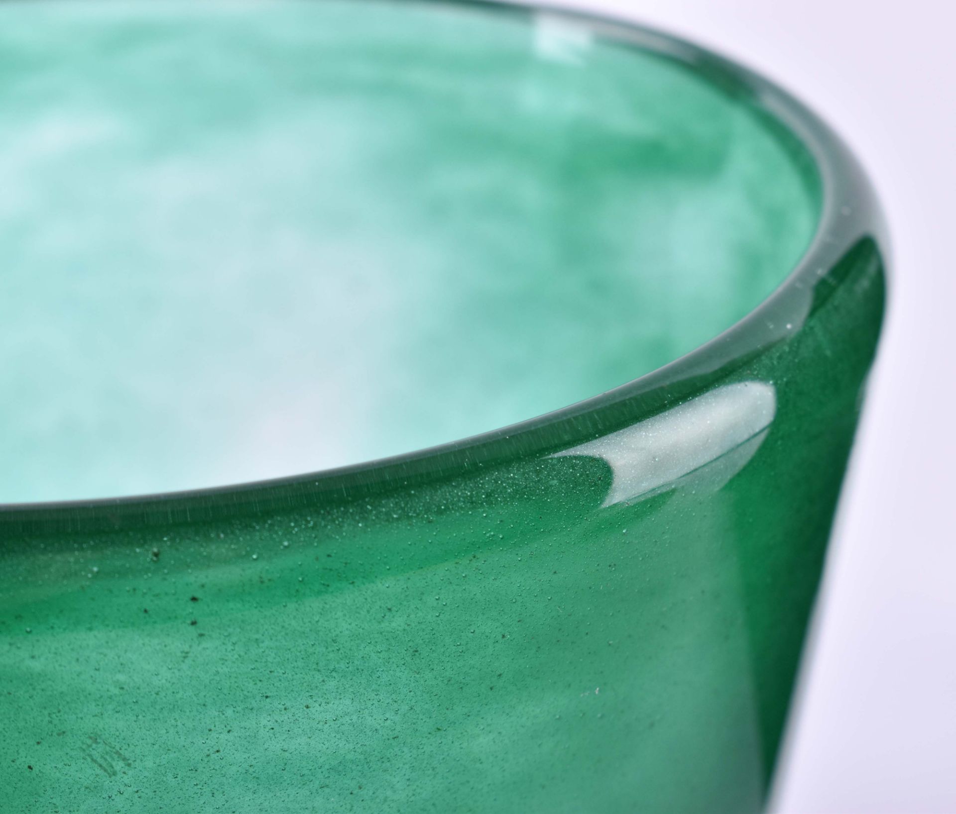 Glasvase 20. Jhd.Glas mit grünen Einschmelzungen, am Boden ungedeutet signiert, H: 19,5 cm, Ø 18 - Bild 3 aus 5