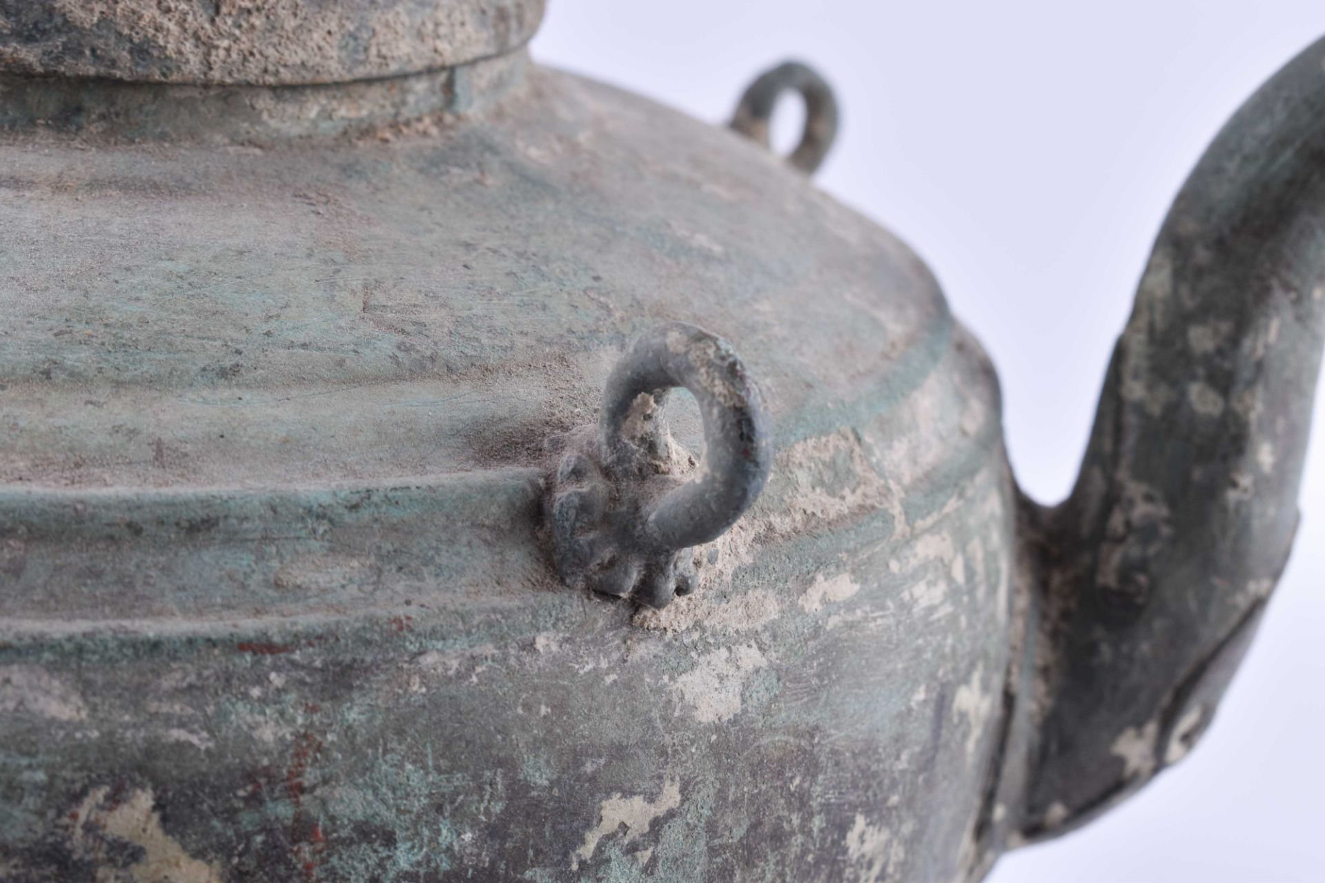 Wasserkanne Südchina 17. / 18. Jhd.Bronze, mit 4 Ösen zum aufhängen über dem Feuer, grün - Bild 2 aus 6