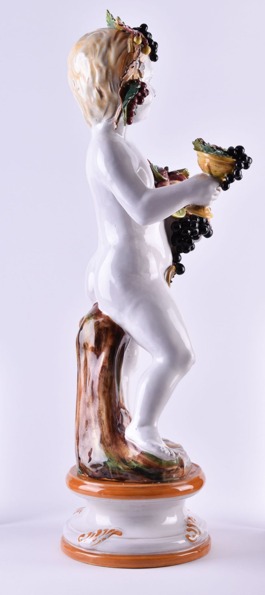 GroßeMajolika Figur"Großes bacchantisches Kind", farbig gefasst mit Früchten und Laub, H: 73 cmLarge - Bild 4 aus 5