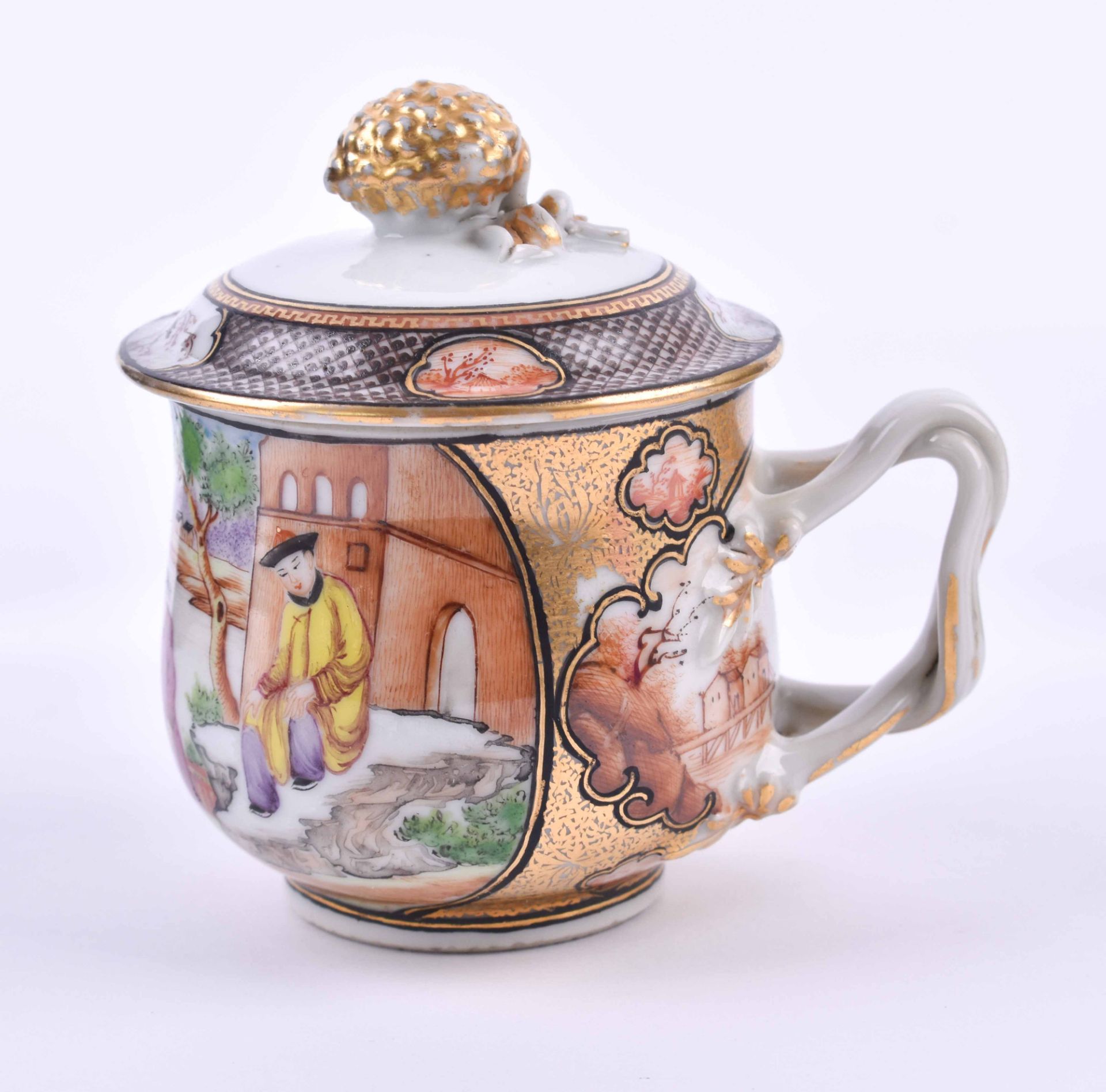 Teetasse mit Deckel China 18. Jhd.farbig bemalt und reich goldstaffiert, Deckelbekrönung in Form