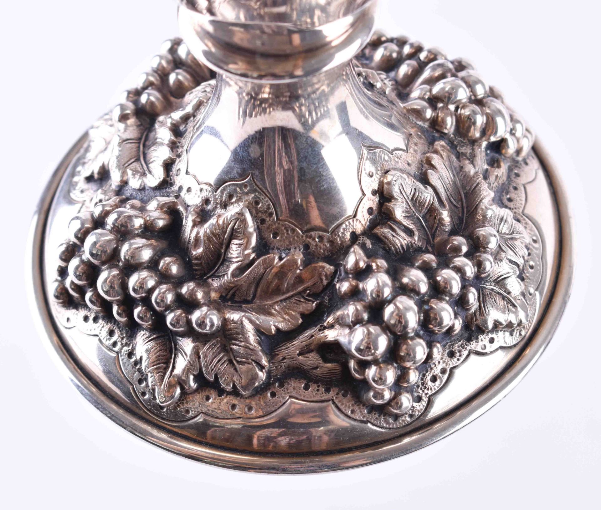 Vase um 1900Silber 925/000, auf dem Stand und umlaufend mit plastischem Weinreben-Dekor, punziert, - Bild 4 aus 6