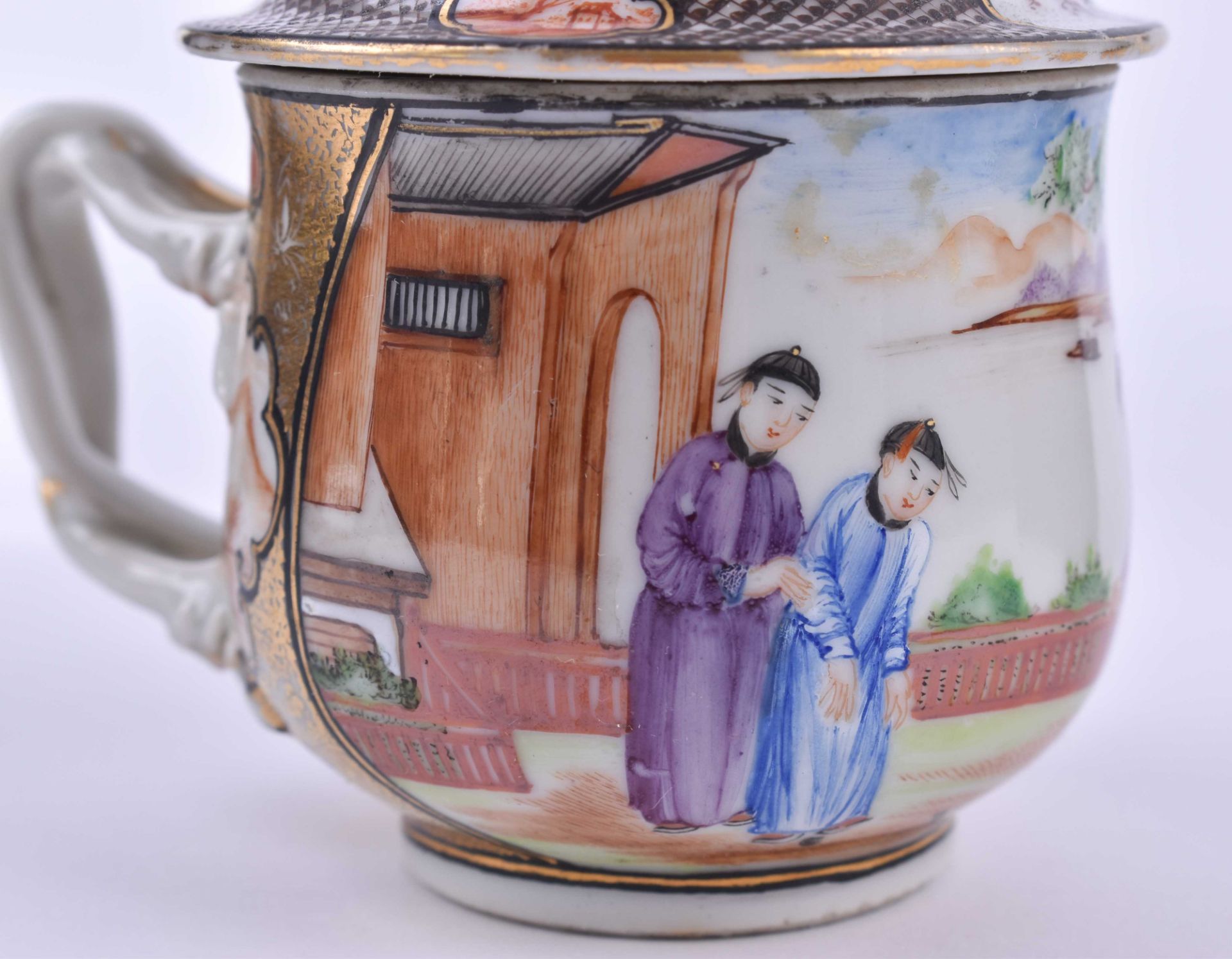 Teetasse mit Deckel China 18. Jhd.farbig bemalt und reich goldstaffiert, Deckelbekrönung in Form - Bild 4 aus 5