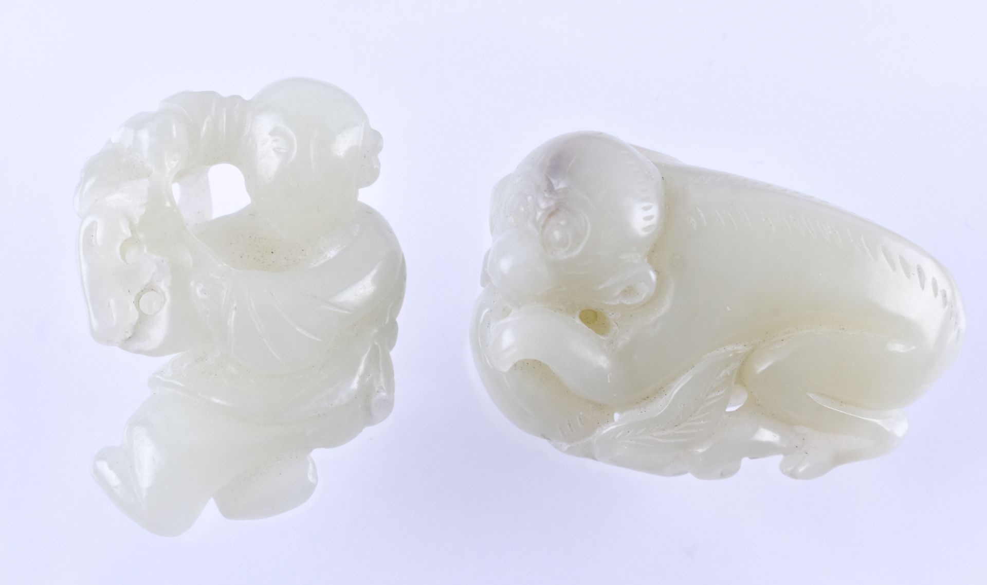 2 Jadeschnitzerein späte Qing Dynastieein Kind, 4 cm x 2,5 cm, ein Affe, 4 cm x 2,2 cm, feine und