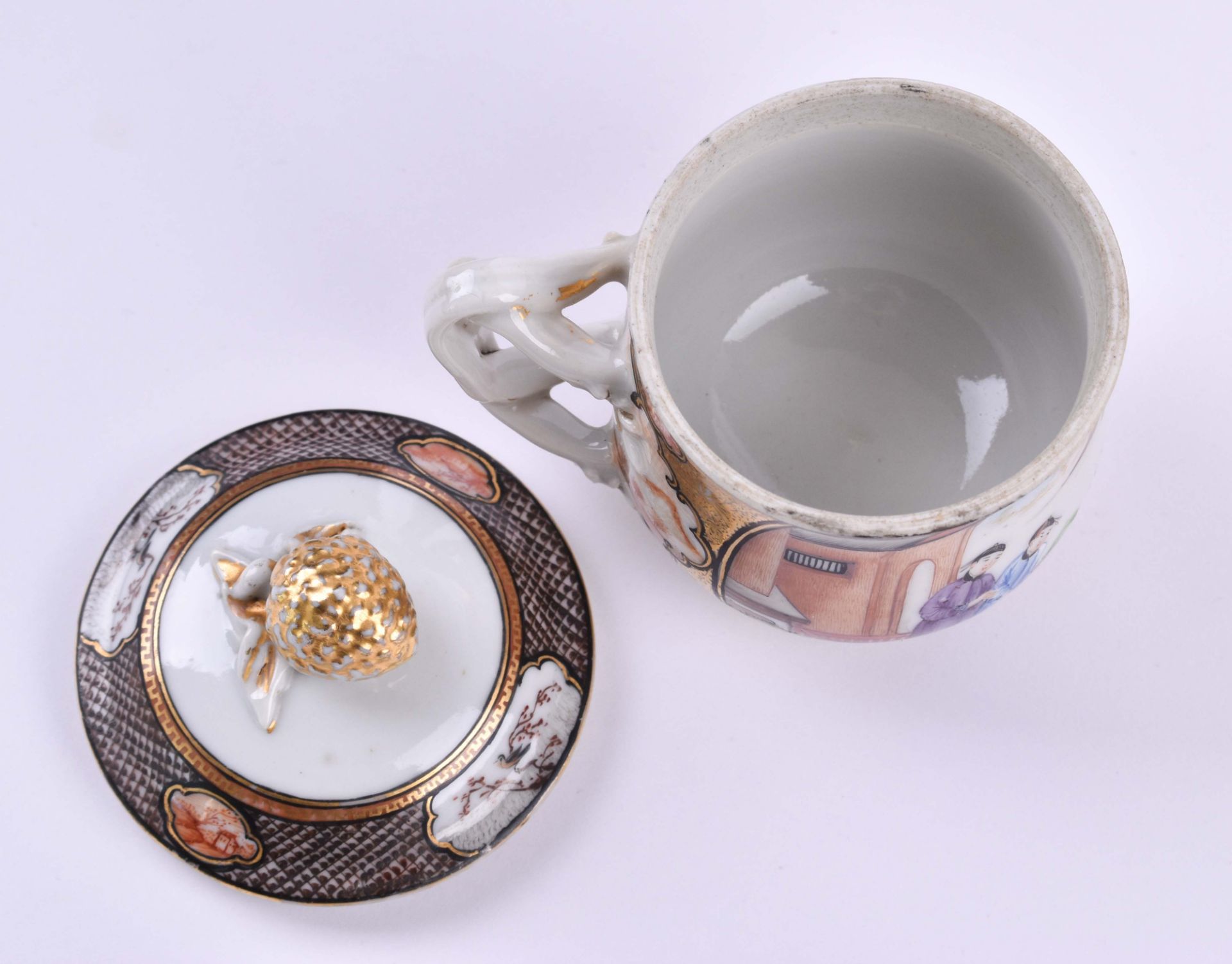 Teetasse mit Deckel China 18. Jhd.farbig bemalt und reich goldstaffiert, Deckelbekrönung in Form - Bild 5 aus 5