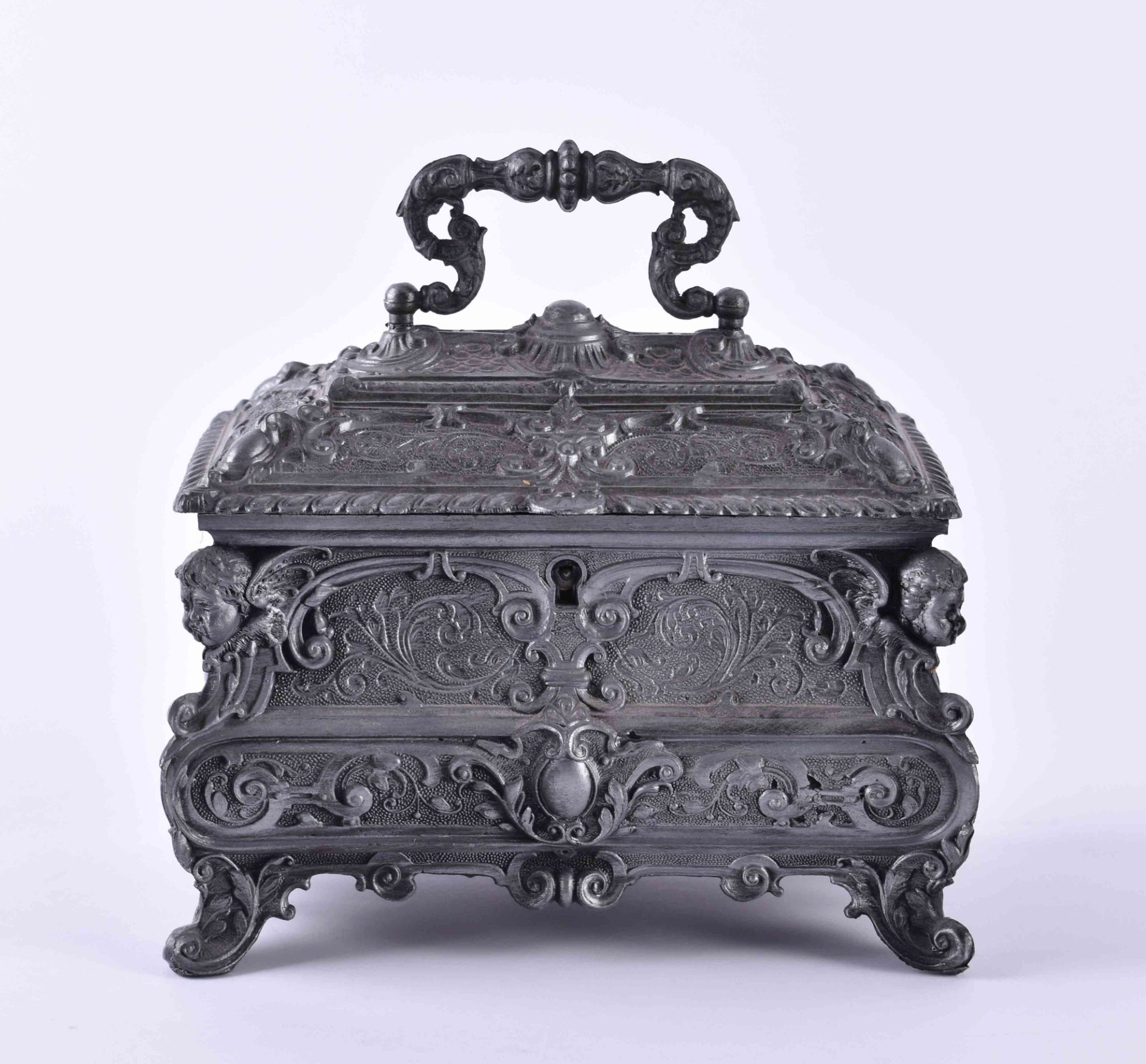 Zinnschatulleauf 4 Füßen stehend, abschließbar mit Schlüssel, reich verziert im barocken Stil, 14 cm