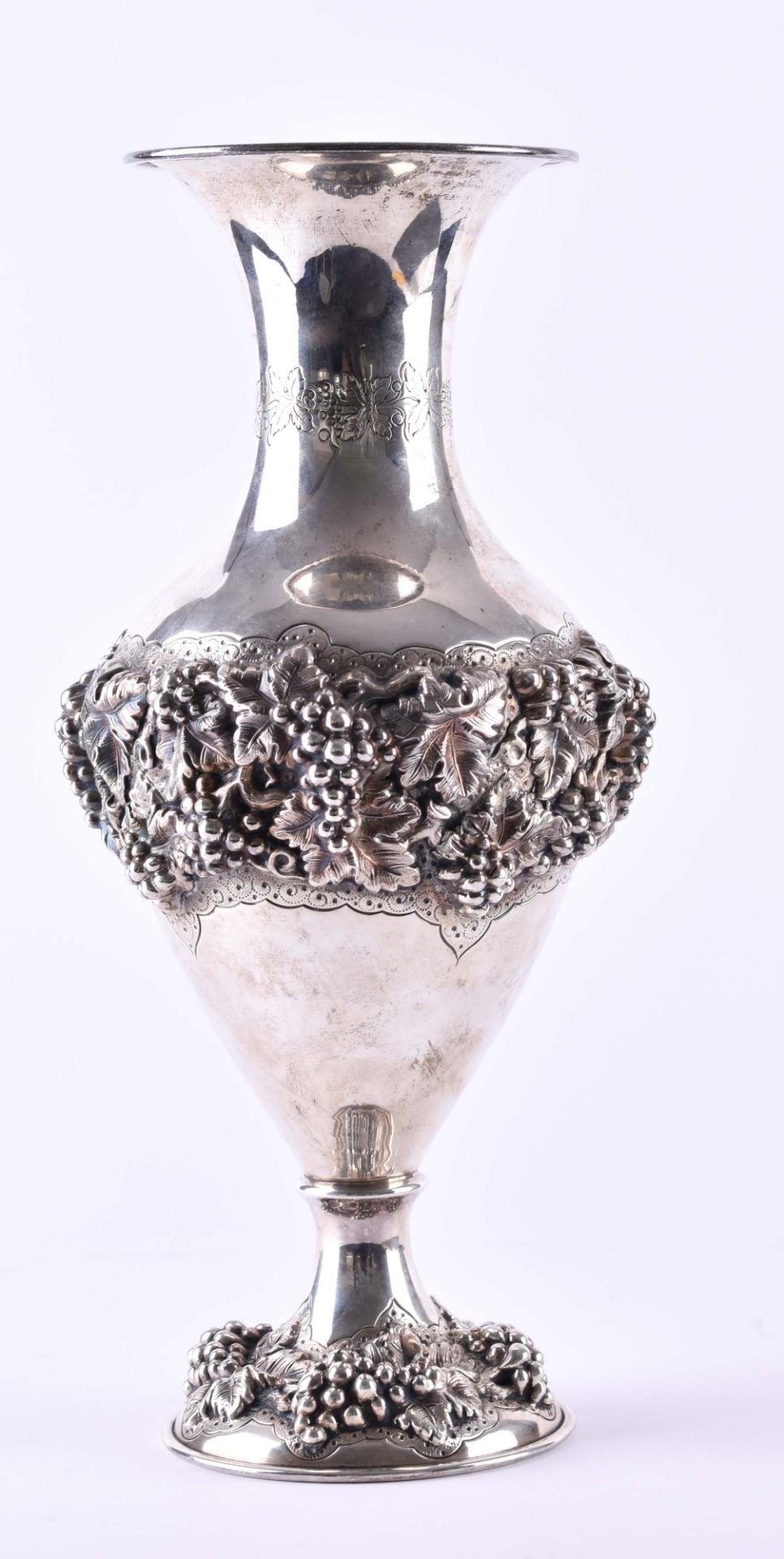 Vase um 1900Silber 925/000, auf dem Stand und umlaufend mit plastischem Weinreben-Dekor, punziert,