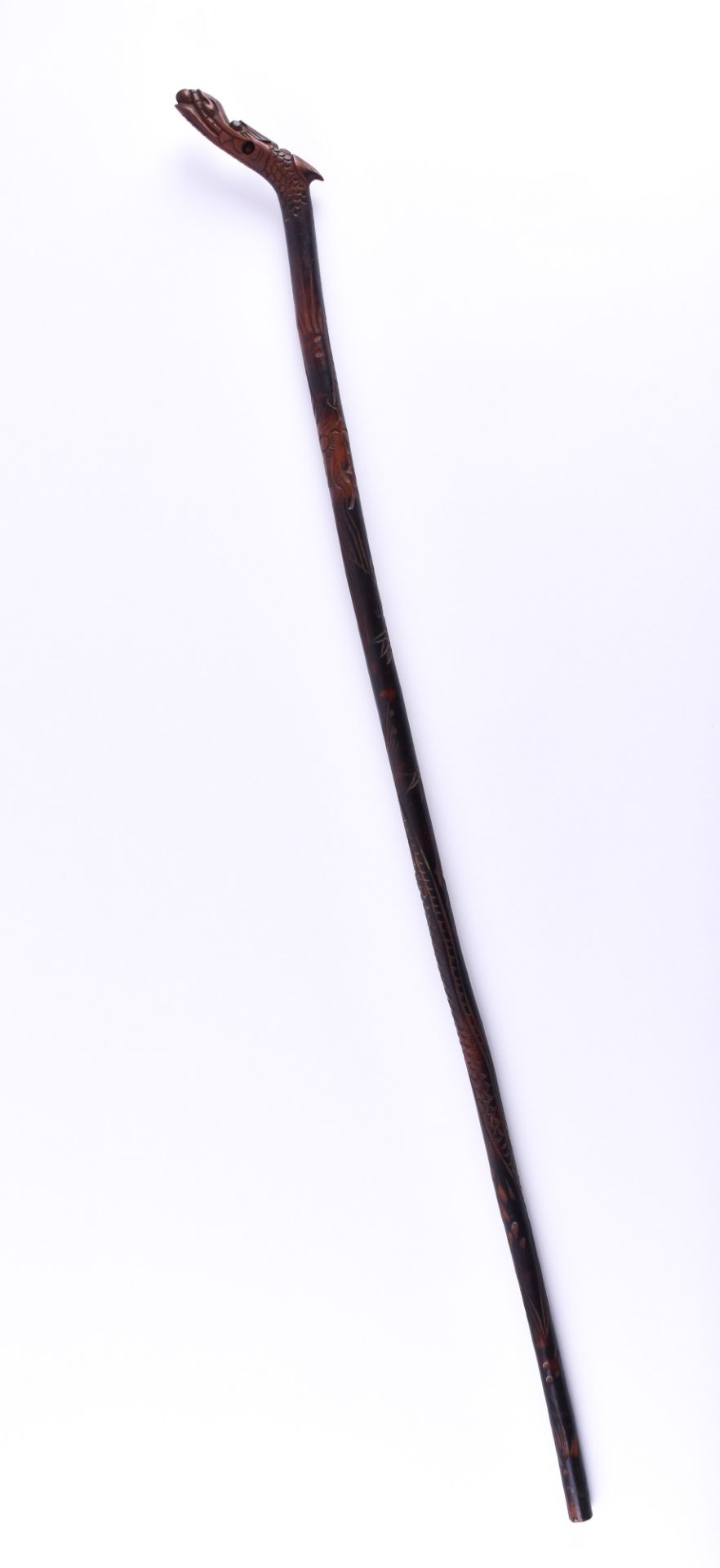 Gehstock China Qing DynastieWurzelholz, beschnitzt umlaufend mit Drachenmotiven, L: 103 cmWalking