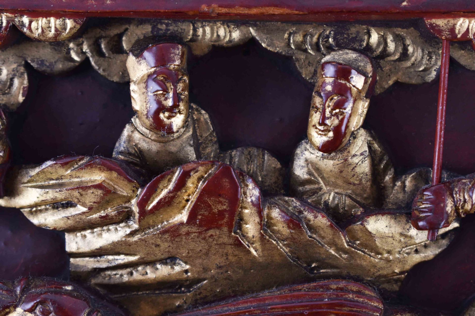 Holzpanel China Qing DynastieHolzpanel mit einer Reitergruppe in rot und Gold gefasst, gut erhalten, - Bild 3 aus 5