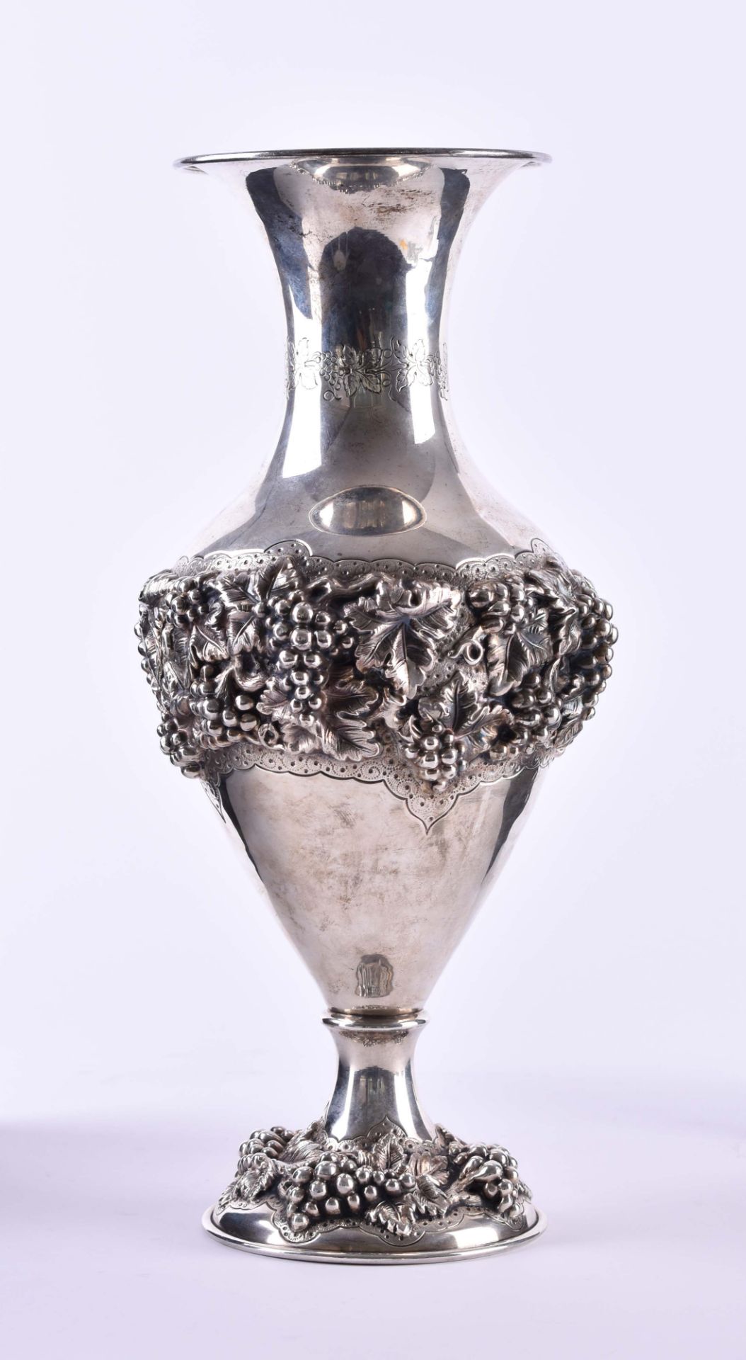 Vase um 1900Silber 925/000, auf dem Stand und umlaufend mit plastischem Weinreben-Dekor, punziert, - Bild 2 aus 6