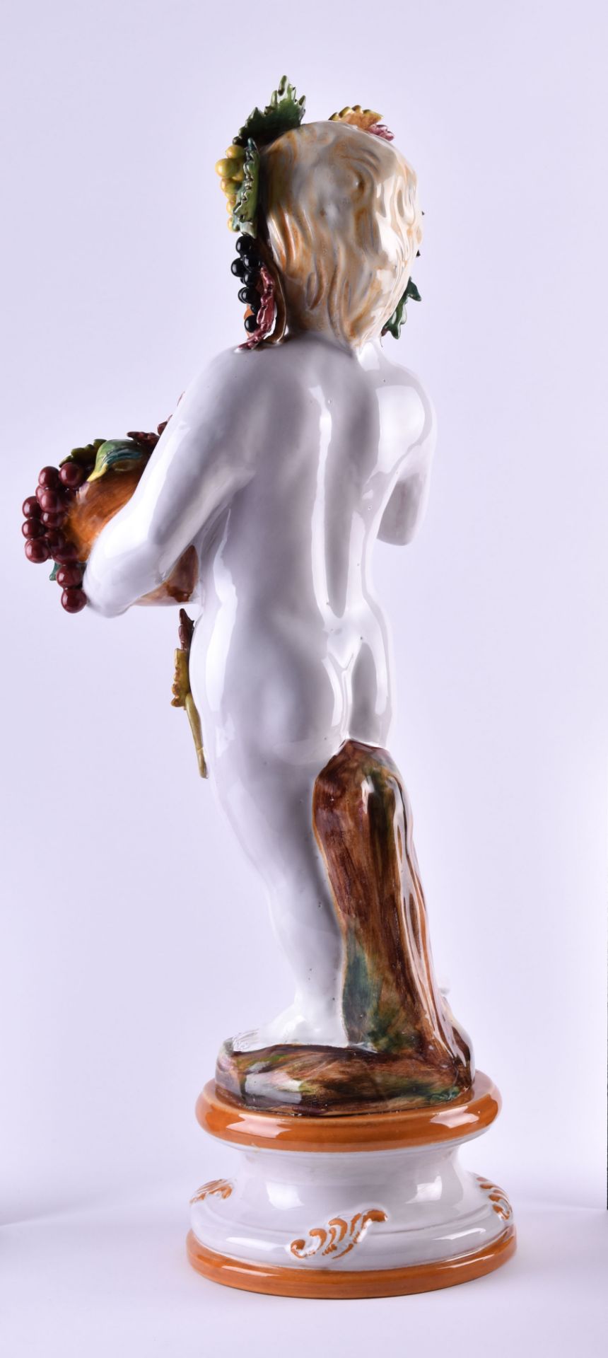 GroßeMajolika Figur"Großes bacchantisches Kind", farbig gefasst mit Früchten und Laub, H: 73 cmLarge - Bild 3 aus 5