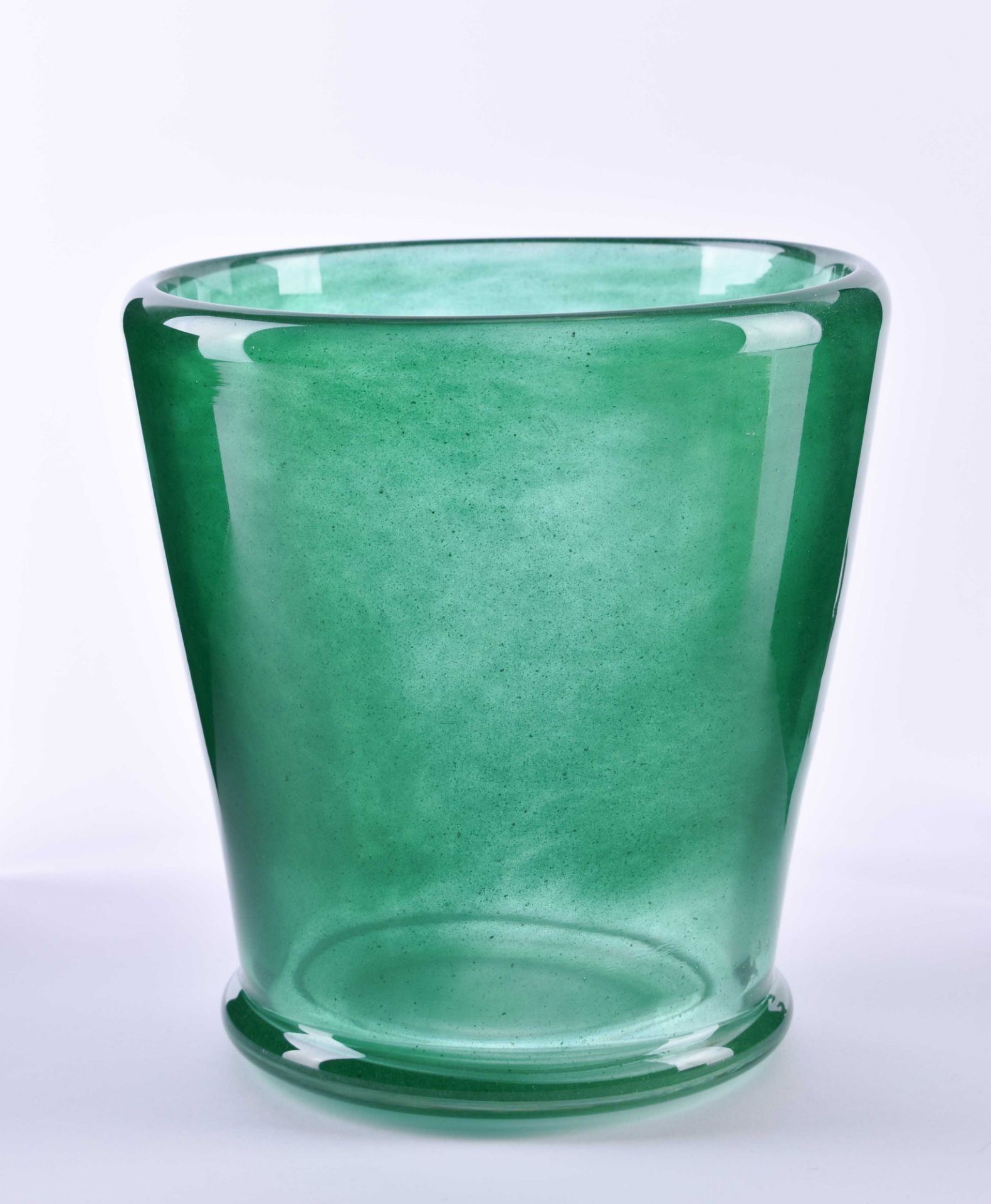 Glasvase 20. Jhd.Glas mit grünen Einschmelzungen, am Boden ungedeutet signiert, H: 19,5 cm, Ø 18