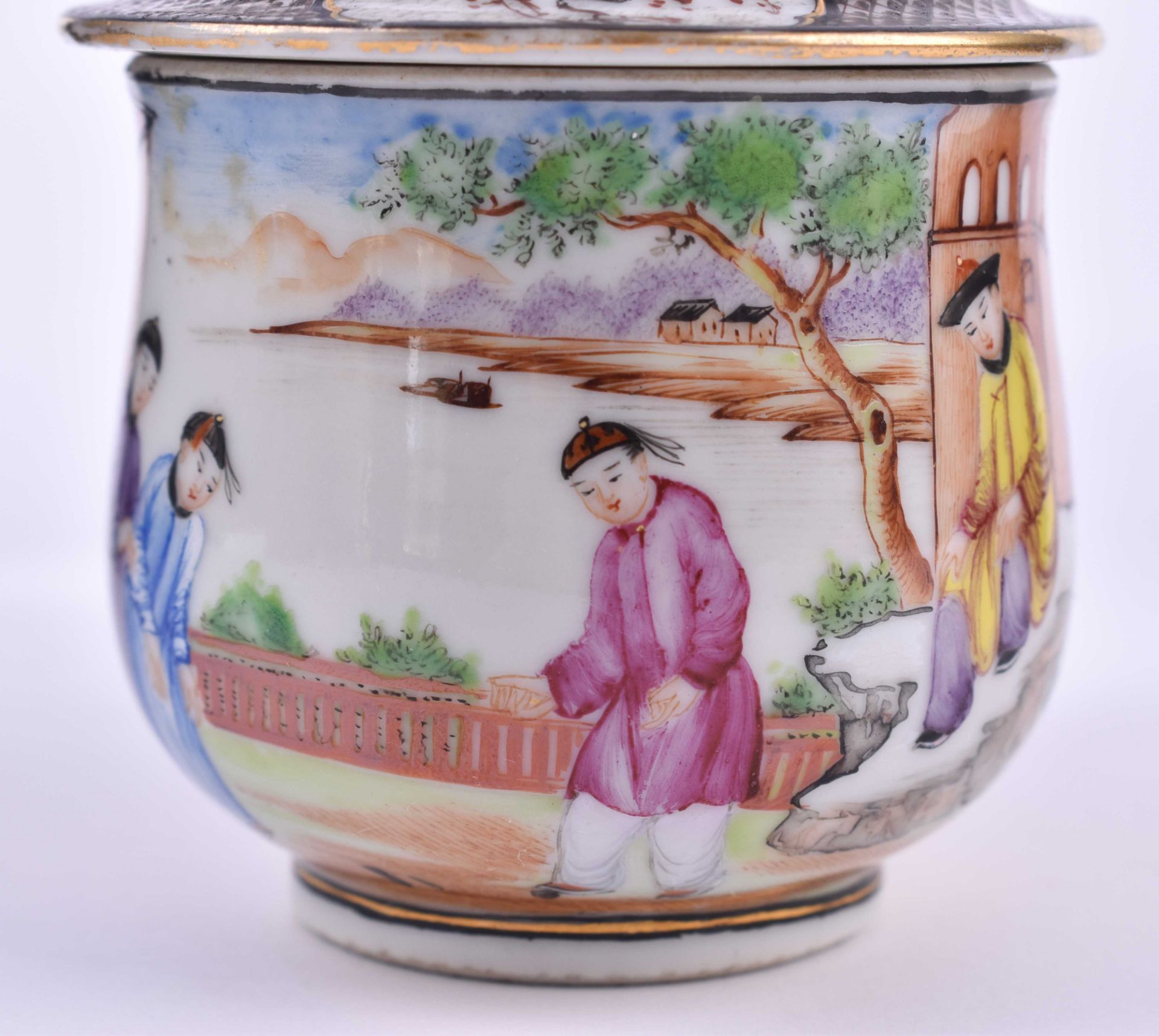 Teetasse mit Deckel China 18. Jhd.farbig bemalt und reich goldstaffiert, Deckelbekrönung in Form - Bild 3 aus 5