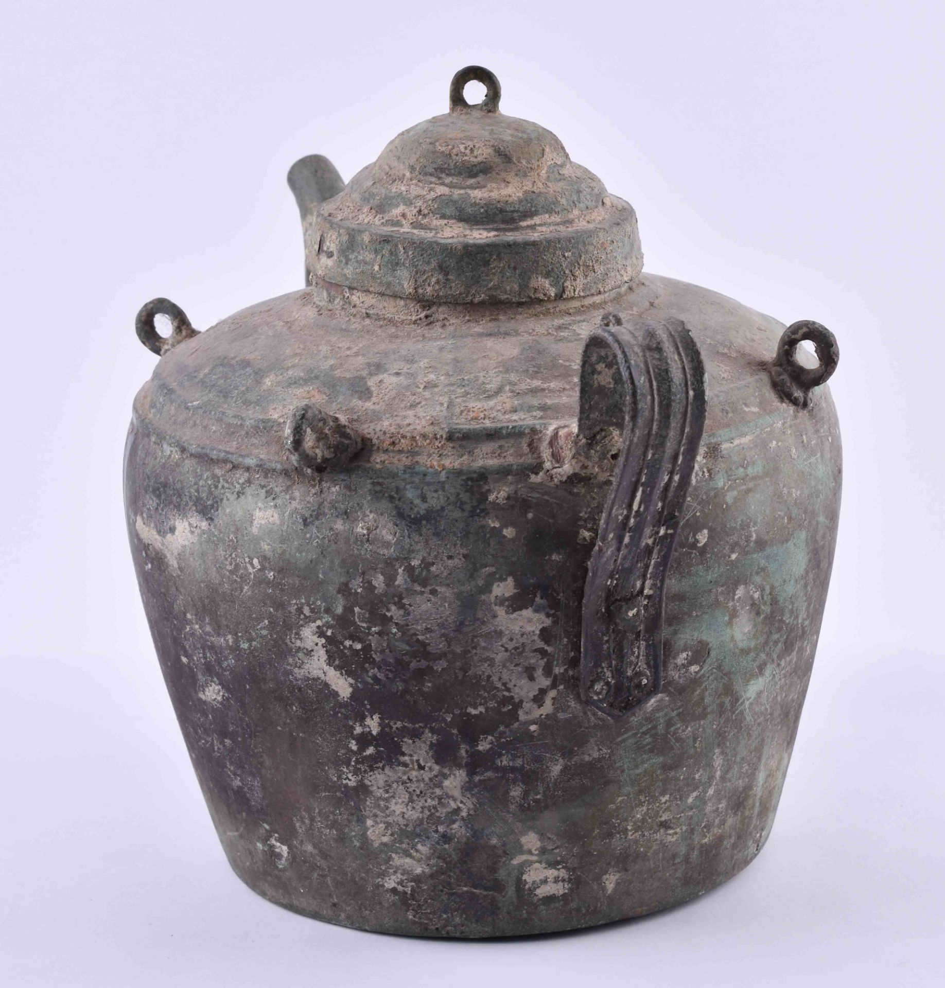 Wasserkanne Südchina 17. / 18. Jhd.Bronze, mit 4 Ösen zum aufhängen über dem Feuer, grün - Bild 5 aus 6