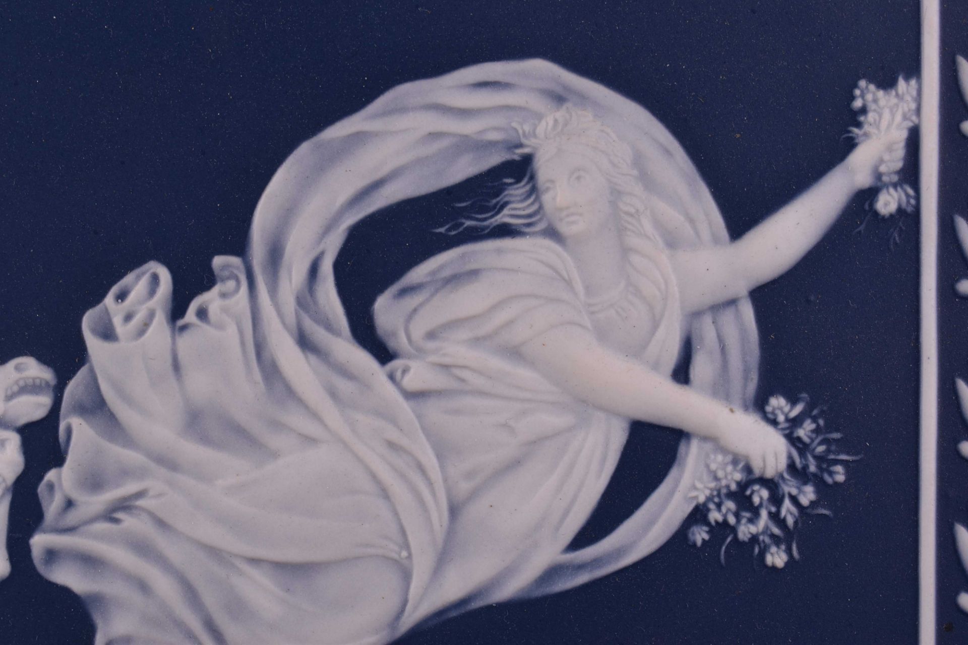Porzellanbildplatte Aurora Villeroy & Bochmythologische Szene, Weißporzellan auf blauem Grund, - Bild 4 aus 5