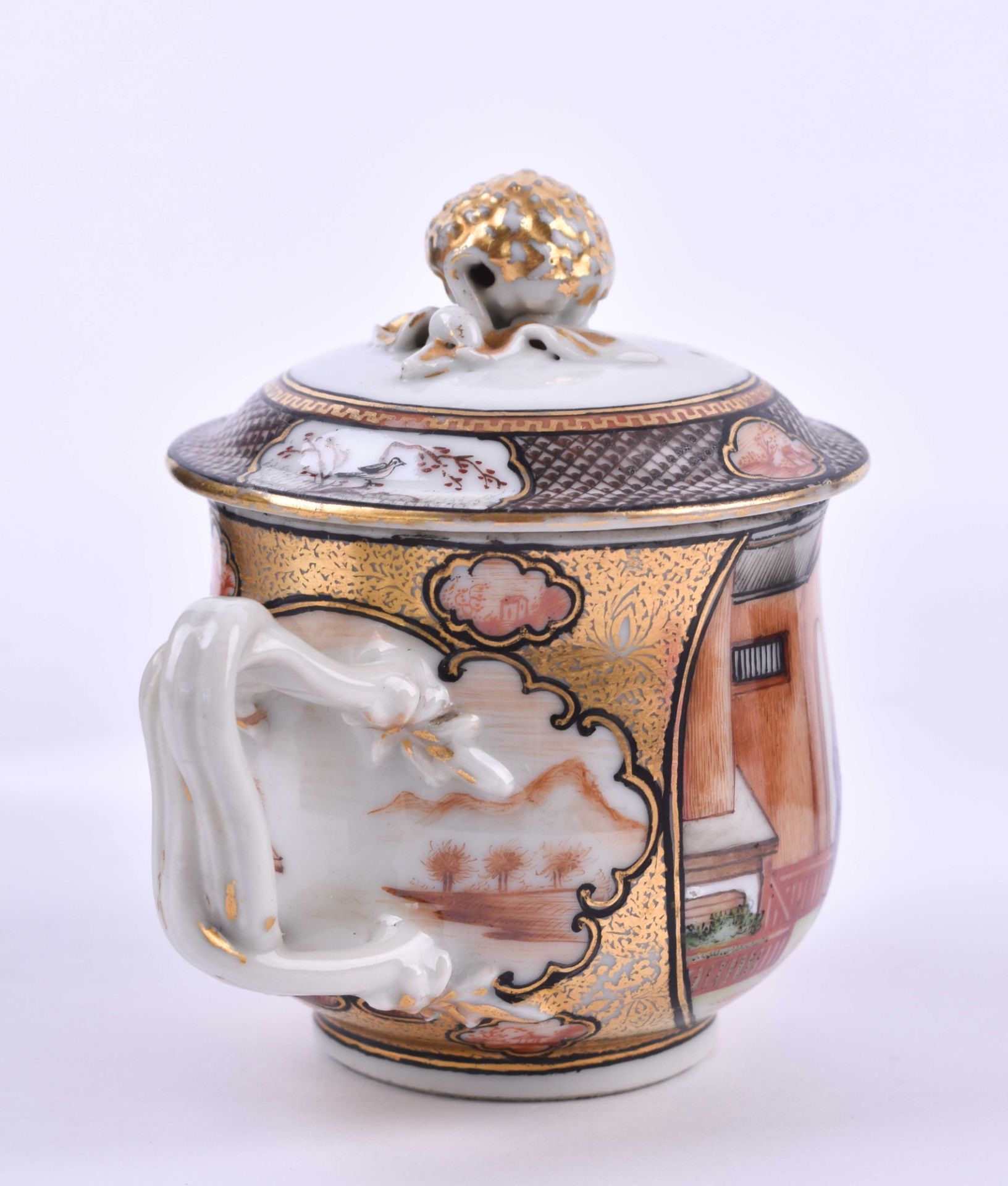 Teetasse mit Deckel China 18. Jhd.farbig bemalt und reich goldstaffiert, Deckelbekrönung in Form - Bild 2 aus 5