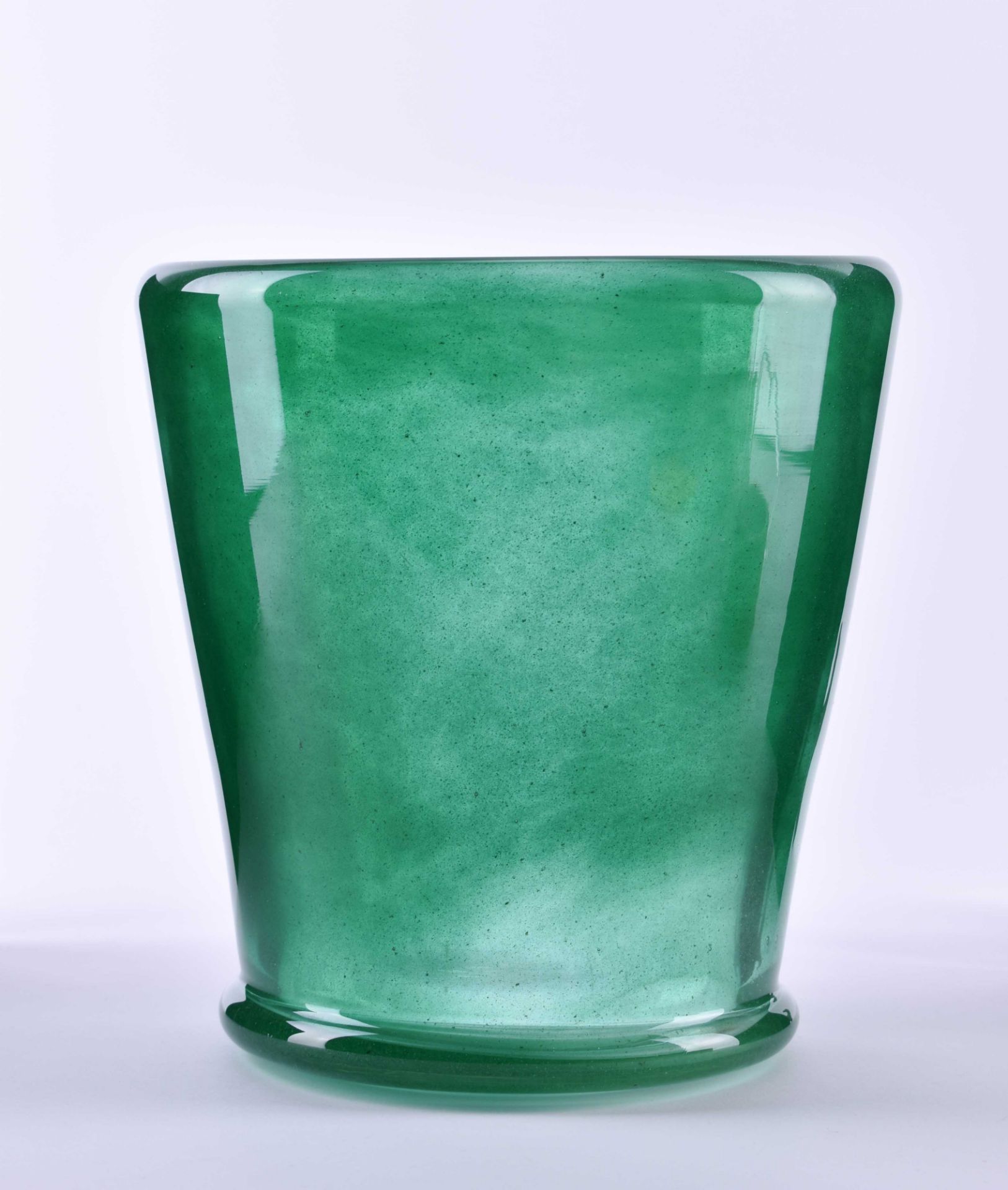 Glasvase 20. Jhd.Glas mit grünen Einschmelzungen, am Boden ungedeutet signiert, H: 19,5 cm, Ø 18 - Bild 2 aus 5