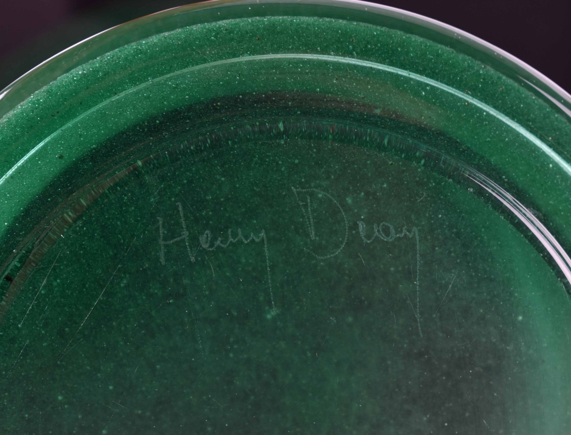 Glasvase 20. Jhd.Glas mit grünen Einschmelzungen, am Boden ungedeutet signiert, H: 19,5 cm, Ø 18 - Bild 5 aus 5