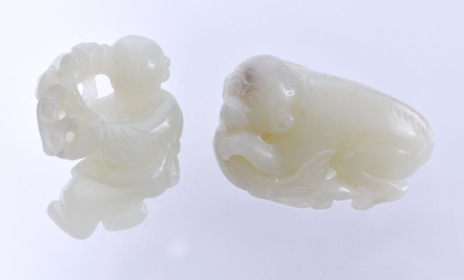 2 Jadeschnitzerein späte Qing Dynastieein Kind, 4 cm x 2,5 cm, ein Affe, 4 cm x 2,2 cm, feine und - Bild 2 aus 3