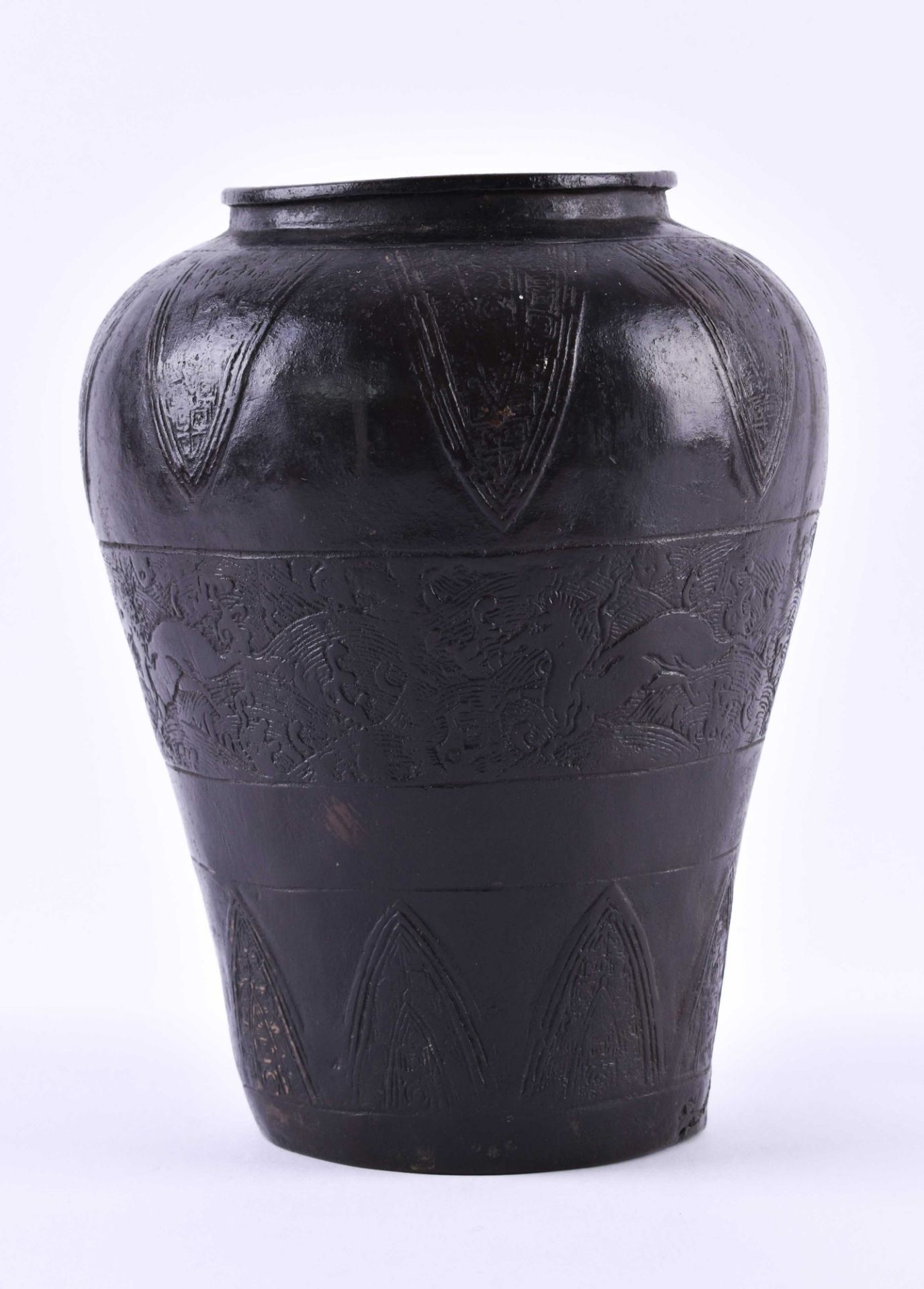 Vase China Song / Yuan DynastieBronze, umlaufend verziert mit Wildtieren und archaischem