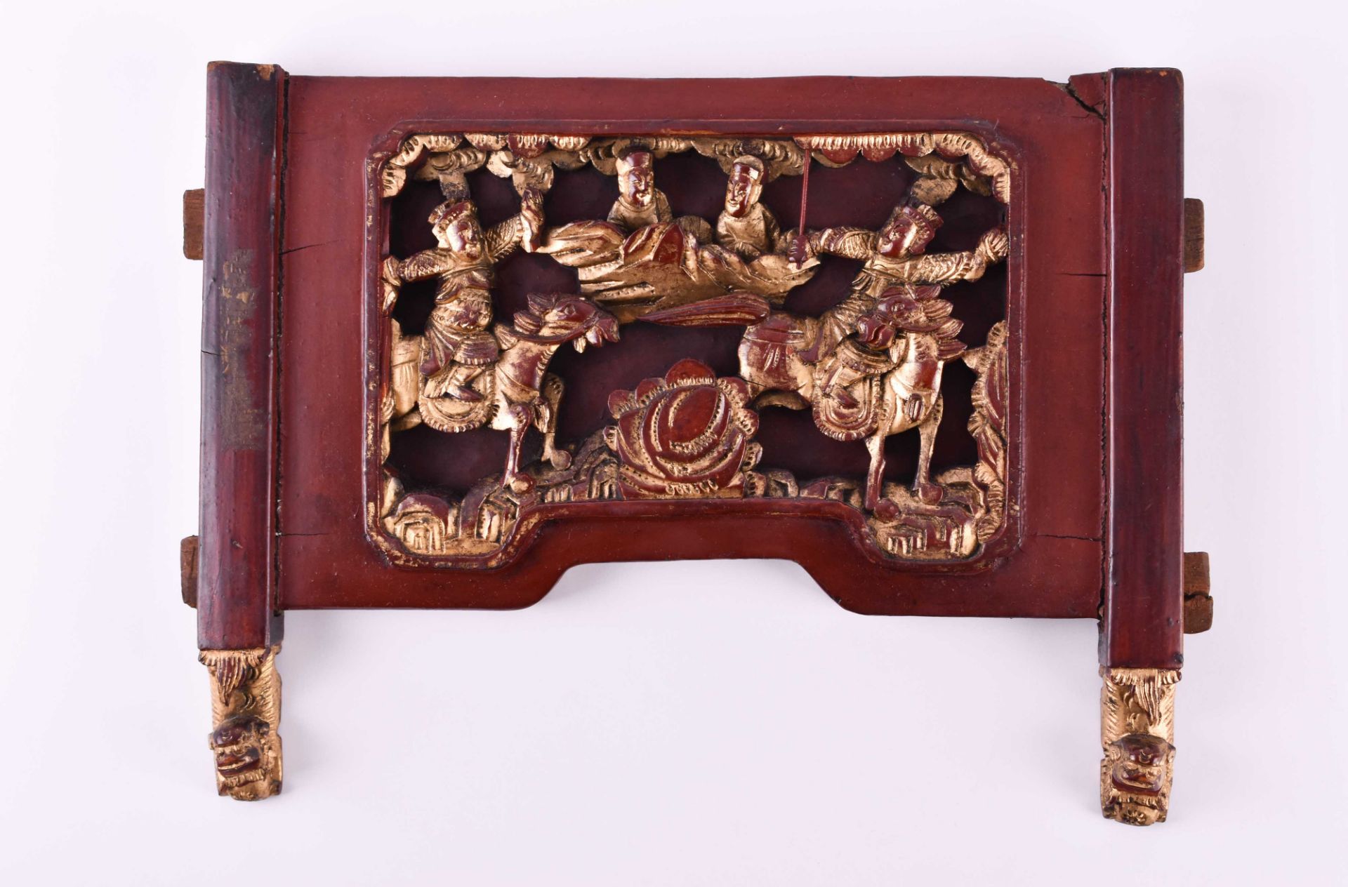 Holzpanel China Qing DynastieHolzpanel mit einer Reitergruppe in rot und Gold gefasst, gut erhalten,