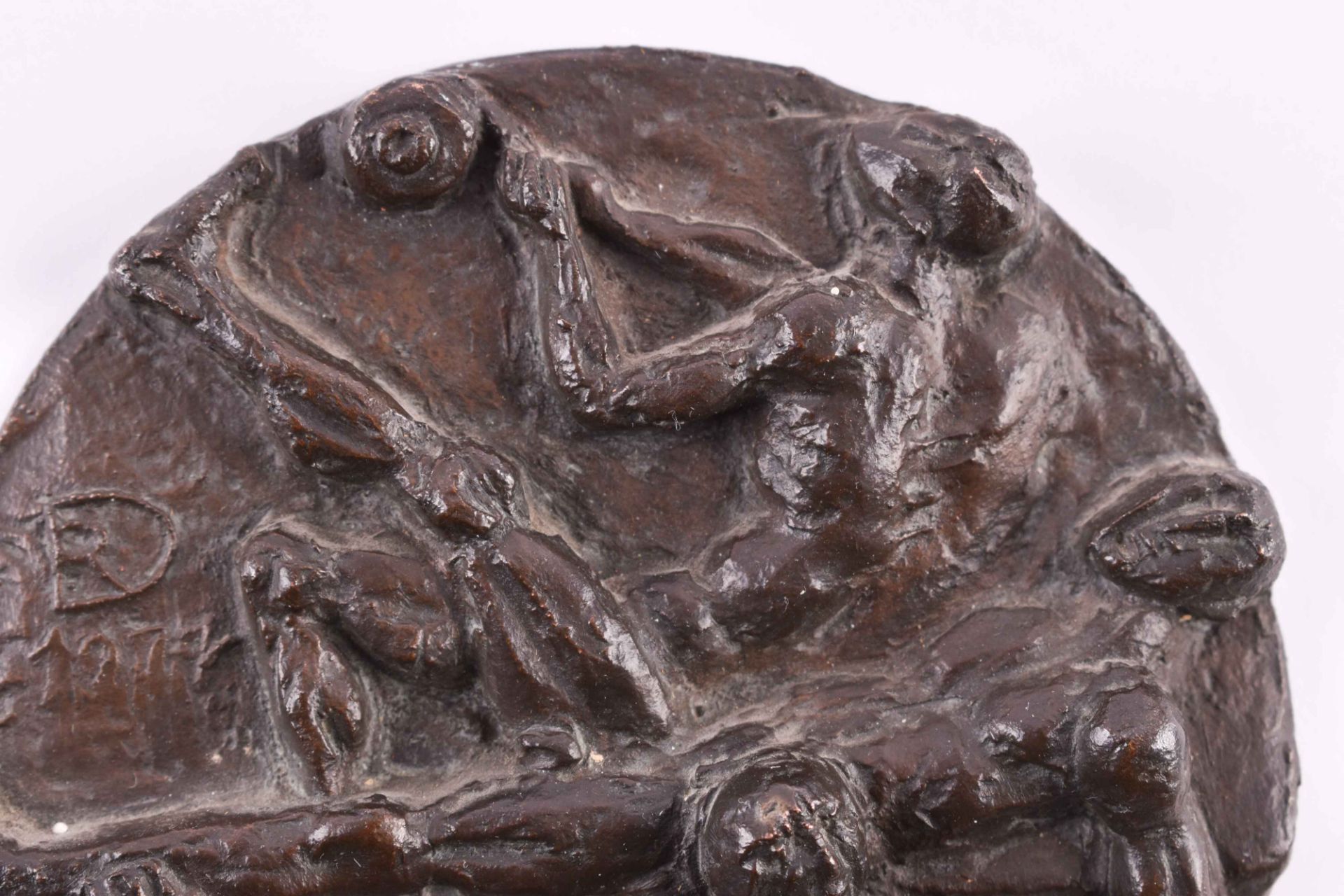 A. Dietrich 20. Jhd."Der Kranke"Bronzerelief, Ø 11 cm,links monogrammiert und datiert 1977,vom - Bild 2 aus 5