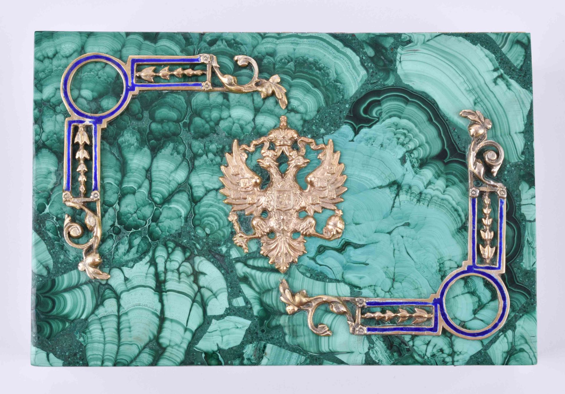 Malachit Deckeldose Russlandbesetzt mit teils emaillierten und vergoldeten Silberapplikationen, - Bild 2 aus 5