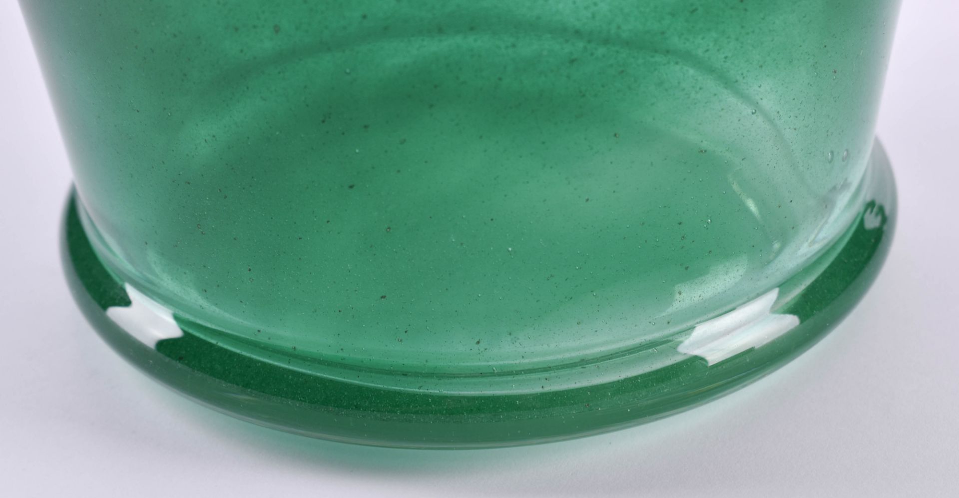 Glasvase 20. Jhd.Glas mit grünen Einschmelzungen, am Boden ungedeutet signiert, H: 19,5 cm, Ø 18 - Bild 4 aus 5