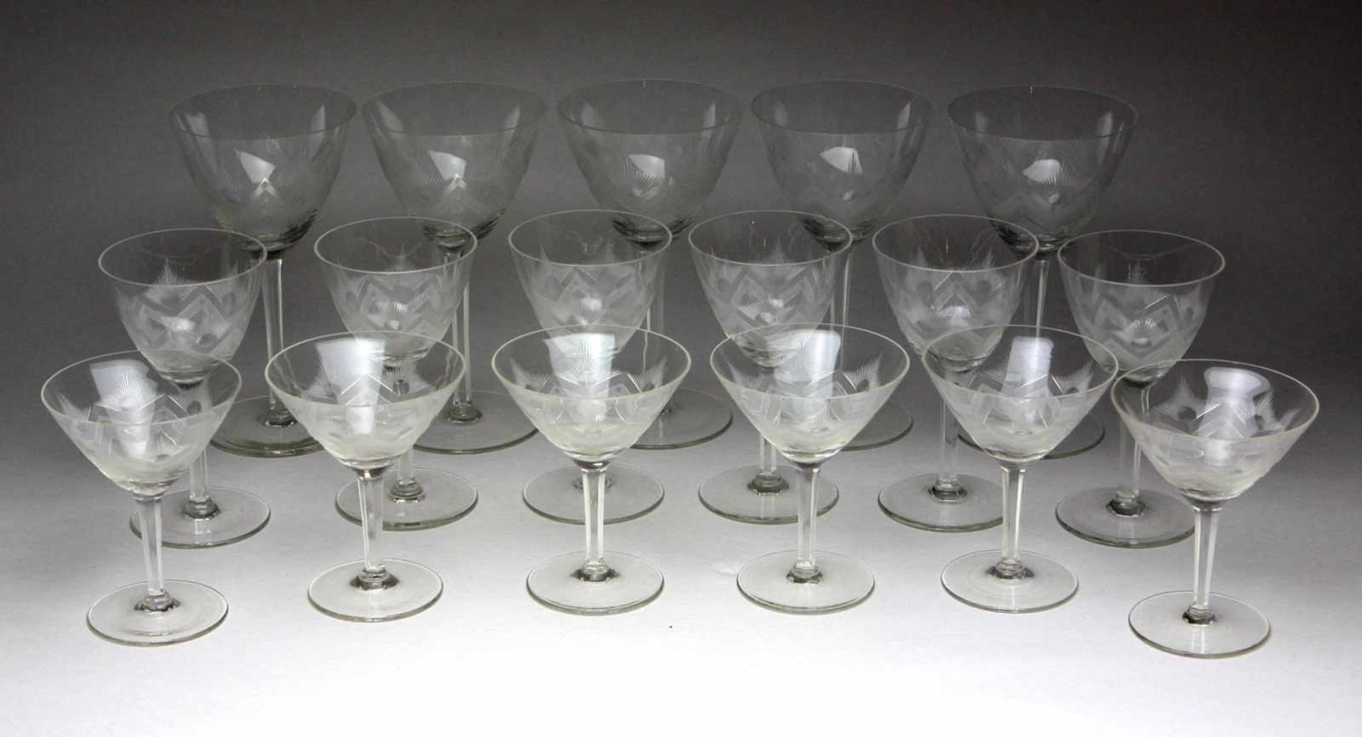 3 Kelchglas Sätzefarbloses Glas, konische Kuppa mit geometrischem Schliffband im Mattschnitt, auf