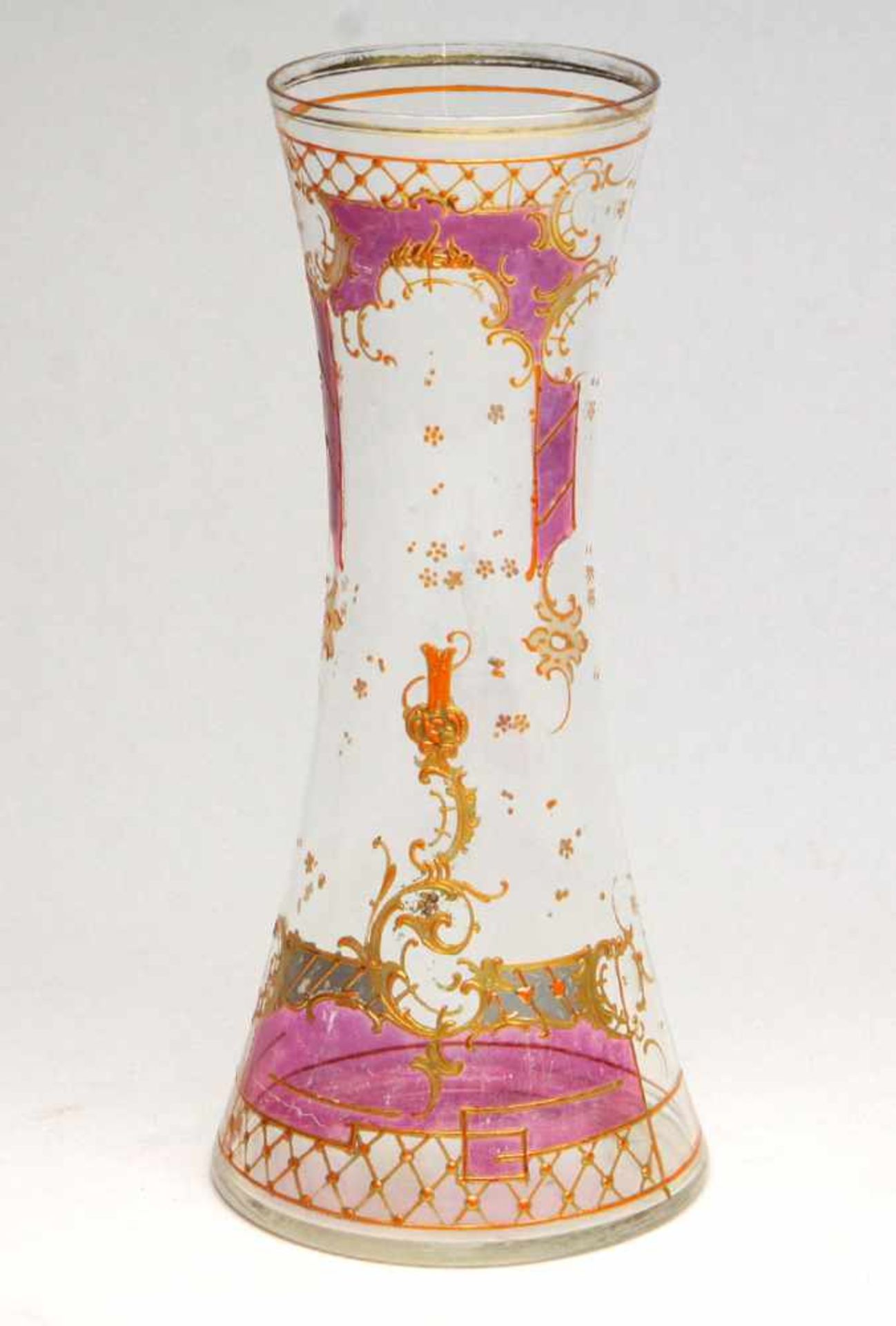 Vase mit Emaillemalereifarbloses Glas in doppelkonischer Form, schauseitig reich mit pastos