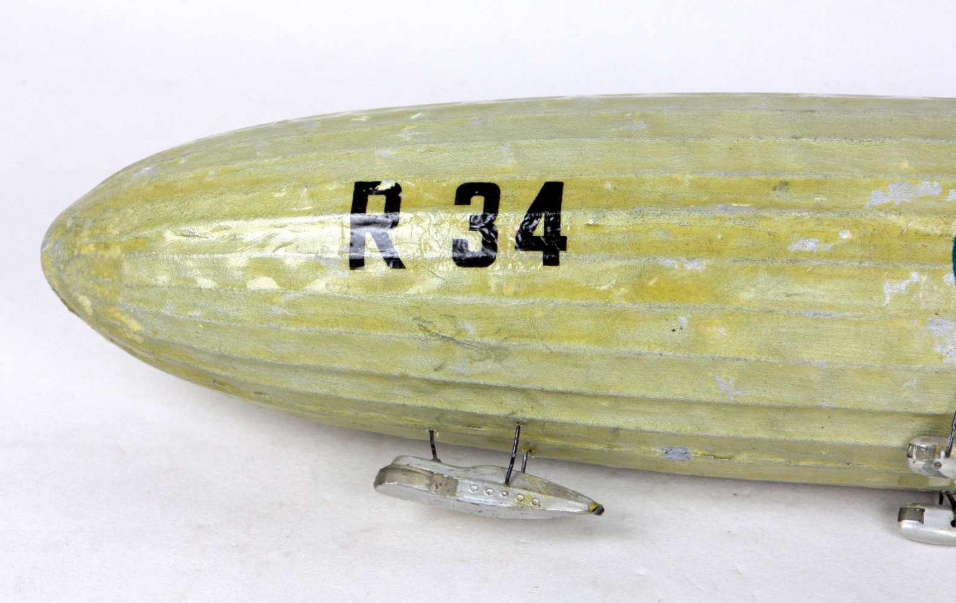 großer Zeppelin R34Leinen lackiert, großformatiges Modell, L ca. 60 cm, Ø ca. 10 cm, gut erhalten- - - Bild 2 aus 4