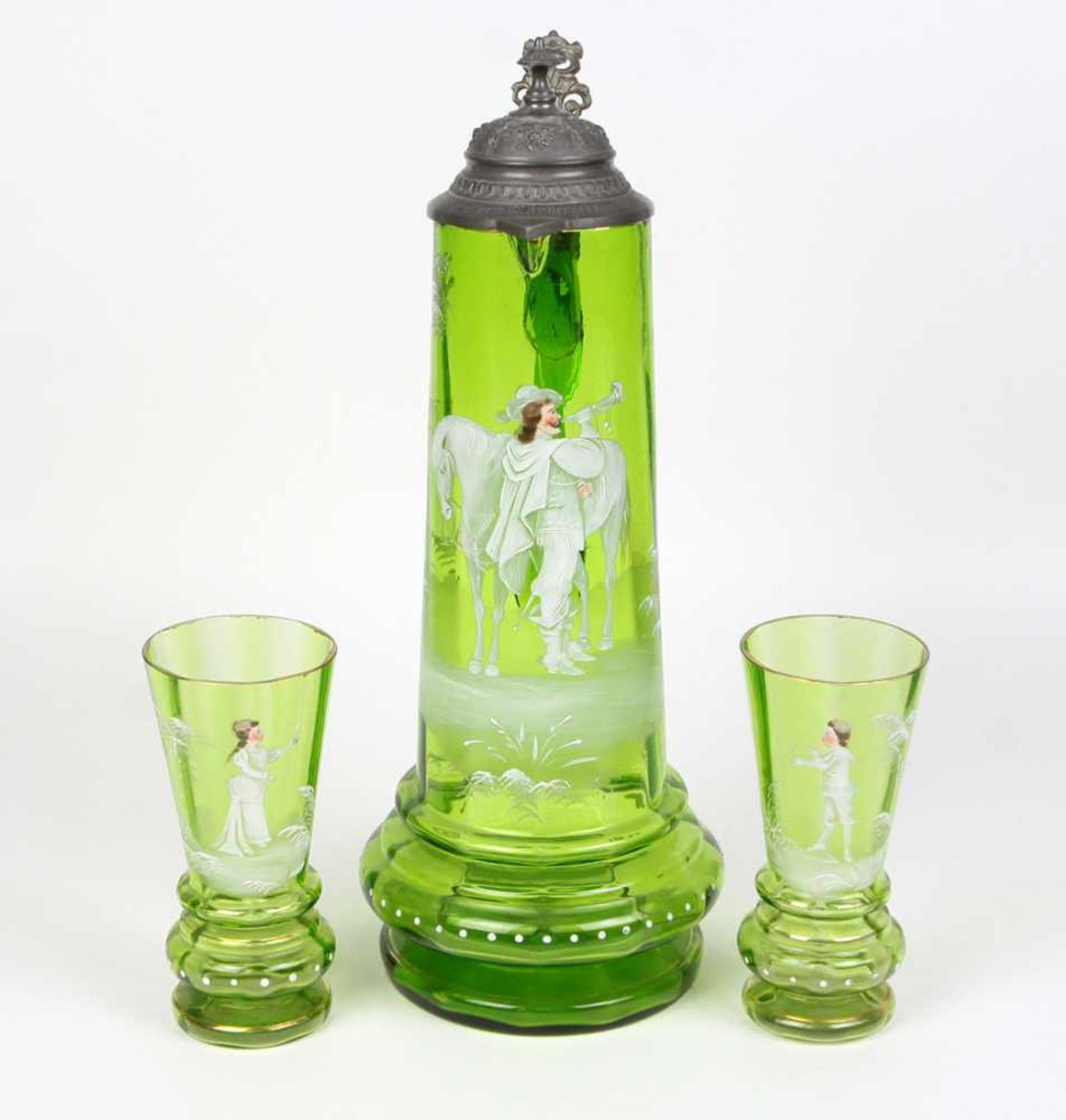 Historismus Krug mit Becherpaar um 1880grünes Glas mundgeblasen, verschliffener Abriß, konische sich