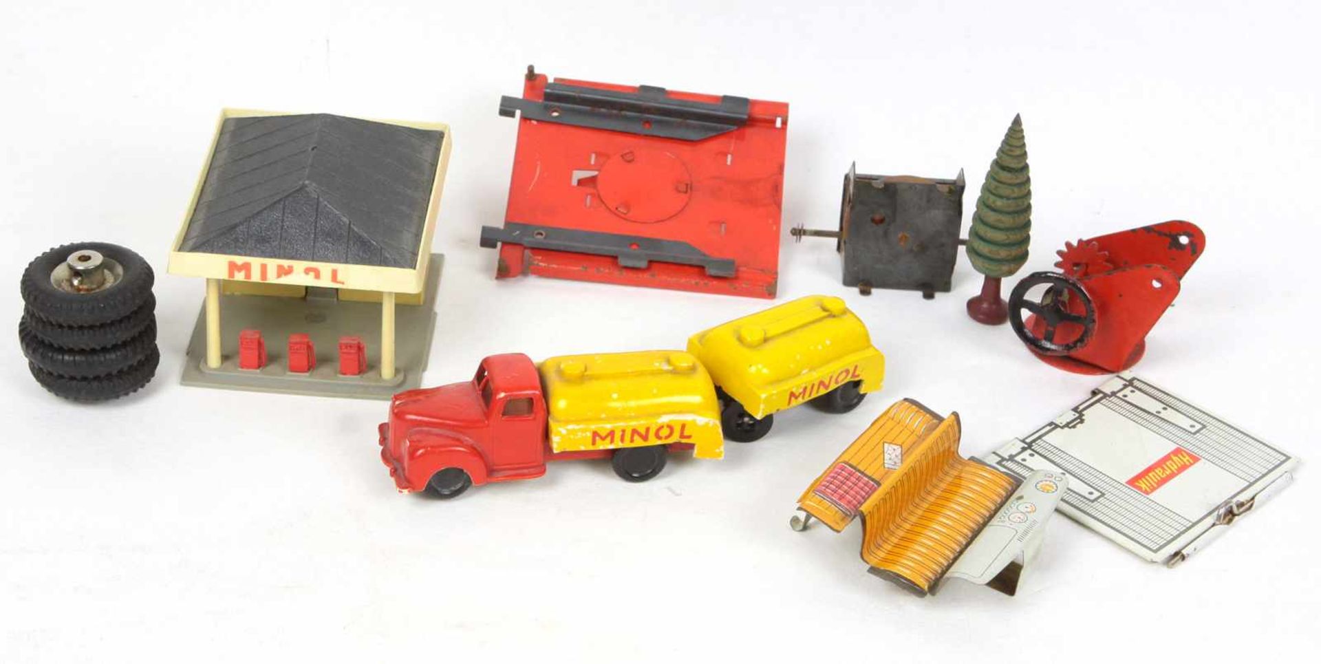 Posten DDR Spielzeugdabei farbige gefasster Kunststoff Minoal Tanker mit Anhäger L ca. 17,5 cm,