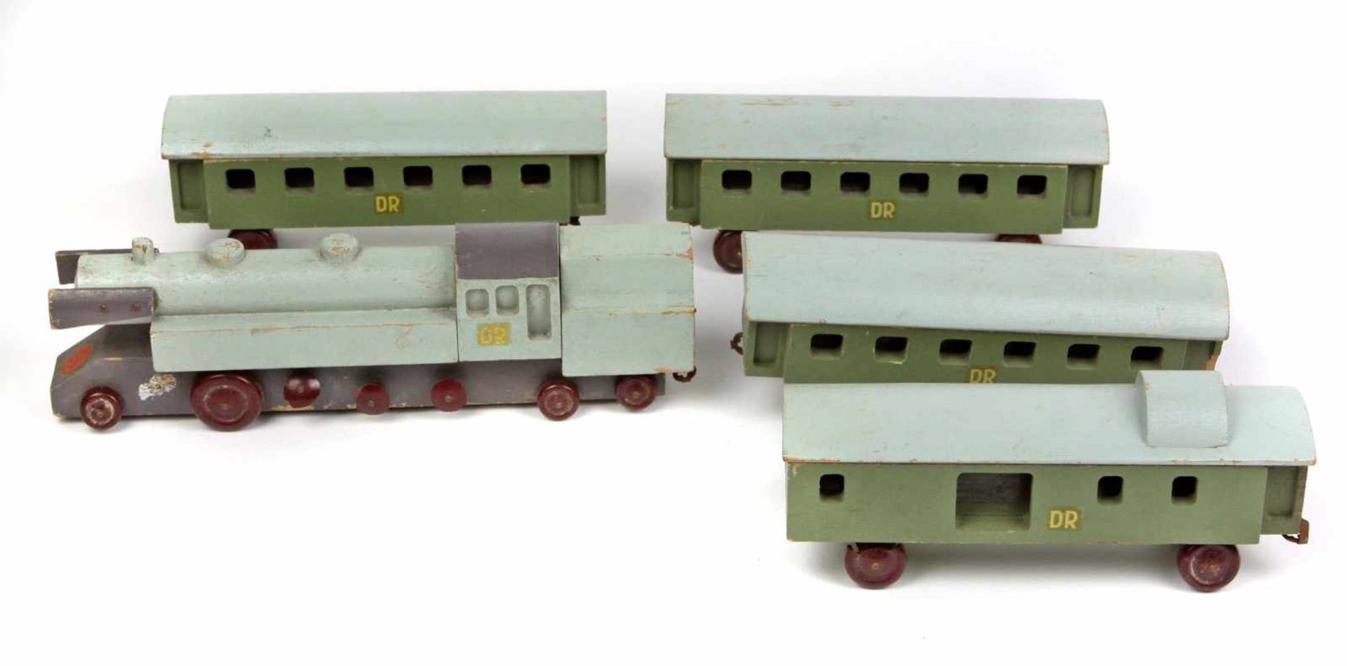 HolzeisenbahnHolz grün u. grau lackiert, Lokomotive mit 3 Personen- u. einem Gepäckwagen, Wagen je