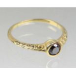 antiker Ring mit Brillantsolitärin Gelbgold 585 (14 Karat) gearbeitet u. punziert, Ringkopf mit