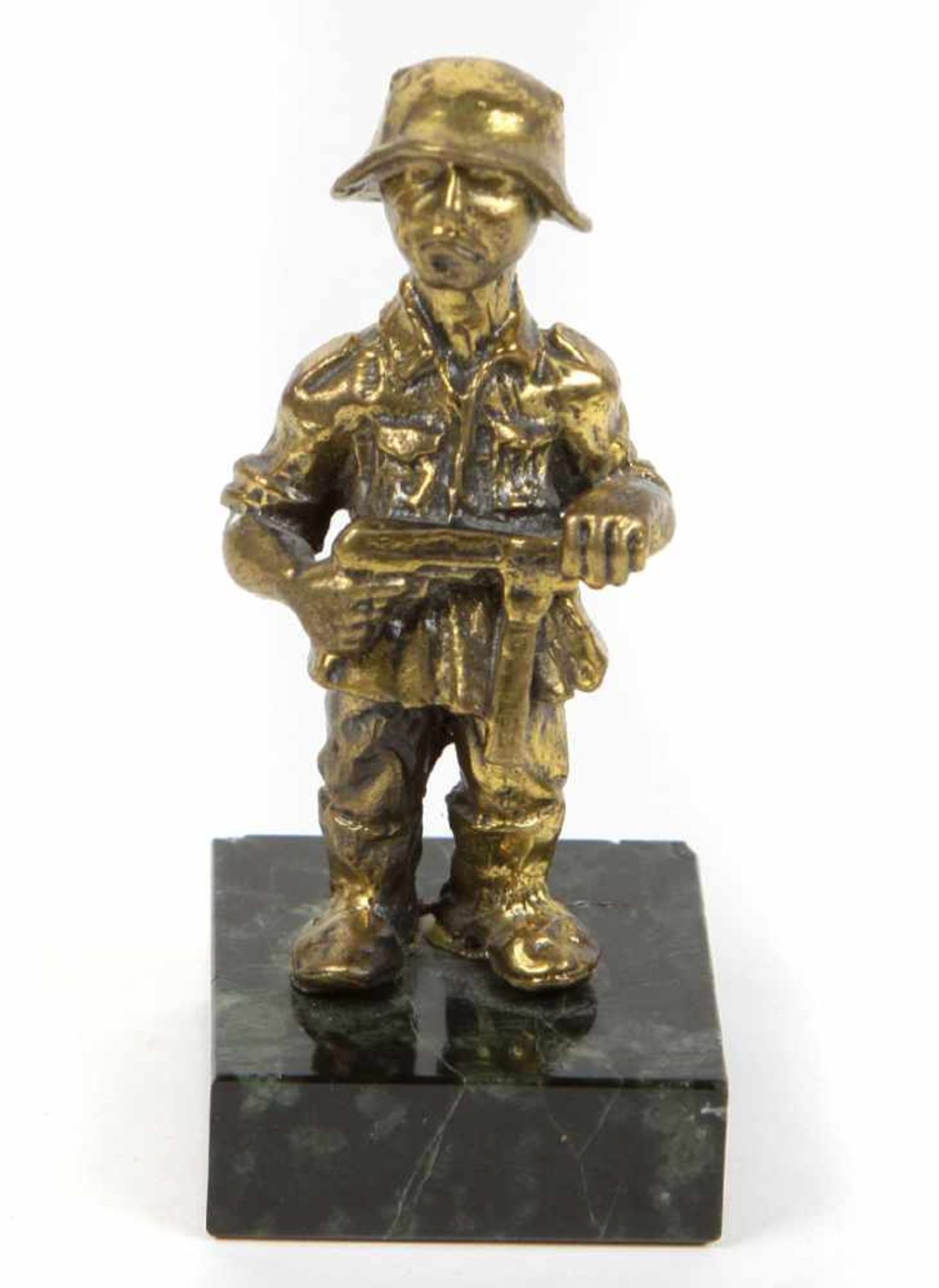 SoldatMessing, karikaturistisch ausgeführte Soldatenfigur auf eckigem Marmorsockel, H ca. 9,5 cm,