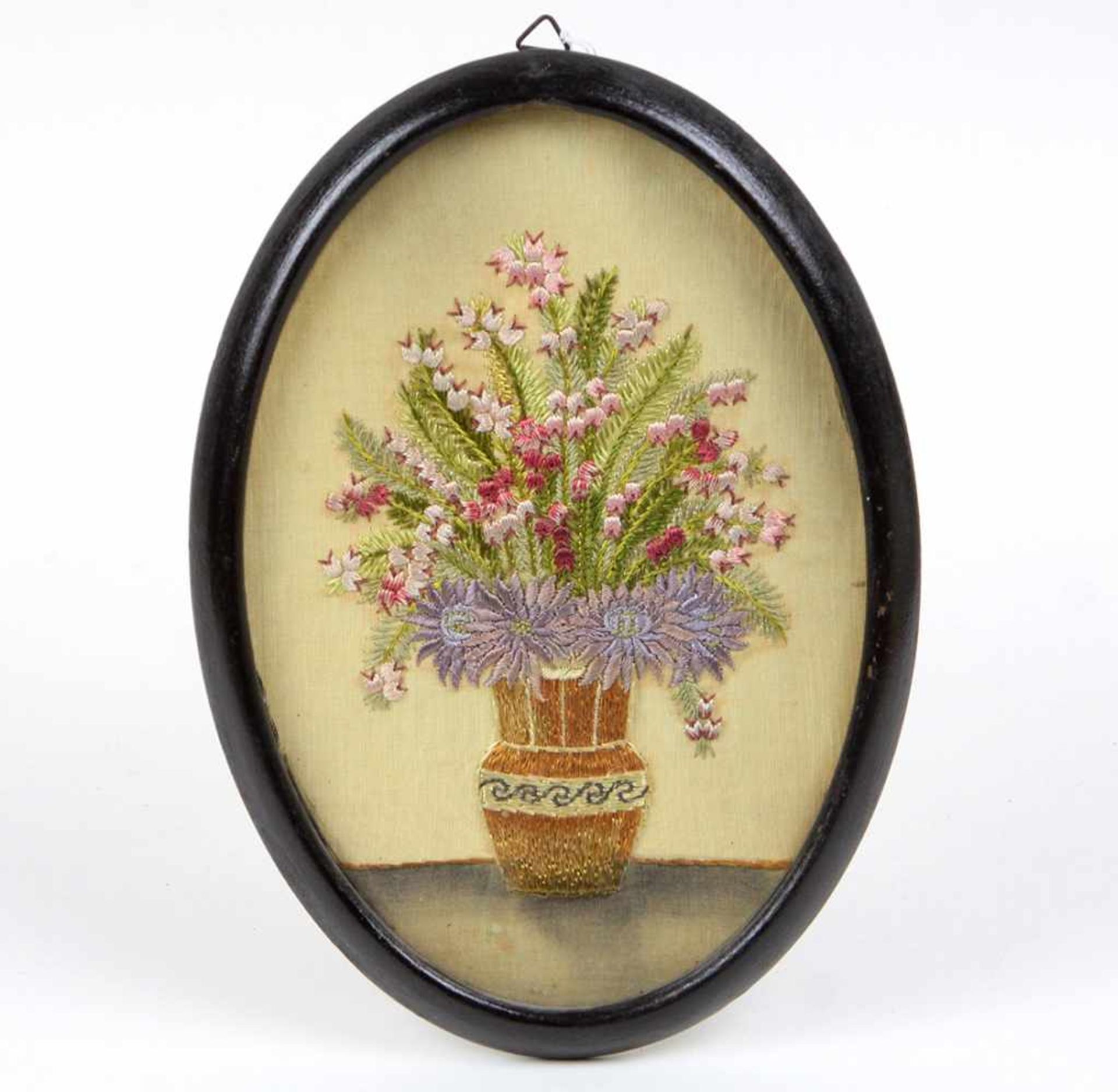 Stickbild im Rahmenpolychrome Seidenstickerei in Form eines üppig Blumenstraußes, dieser in Vase