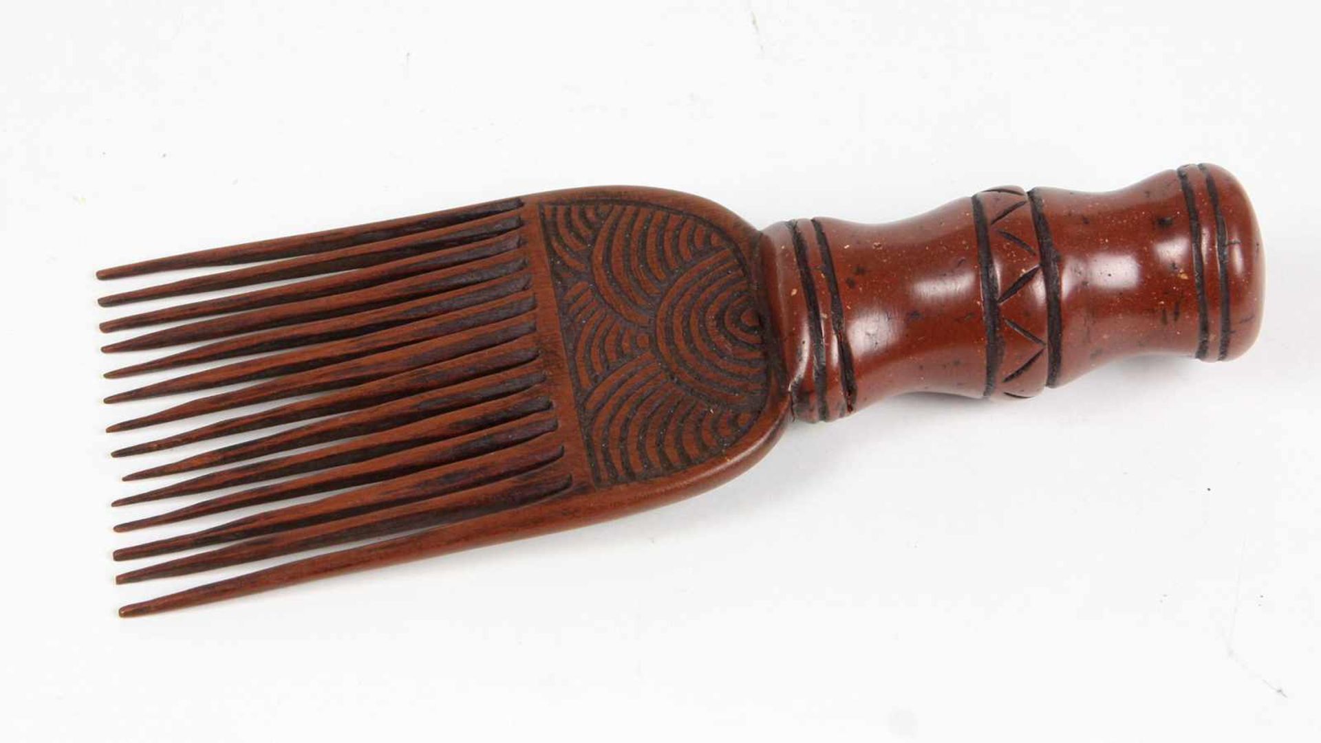ZierkammHolz von Hand beschnitzt, langzinkiger Kamm an rundem Griff ausgeführt, L ca. 19 cm, gut