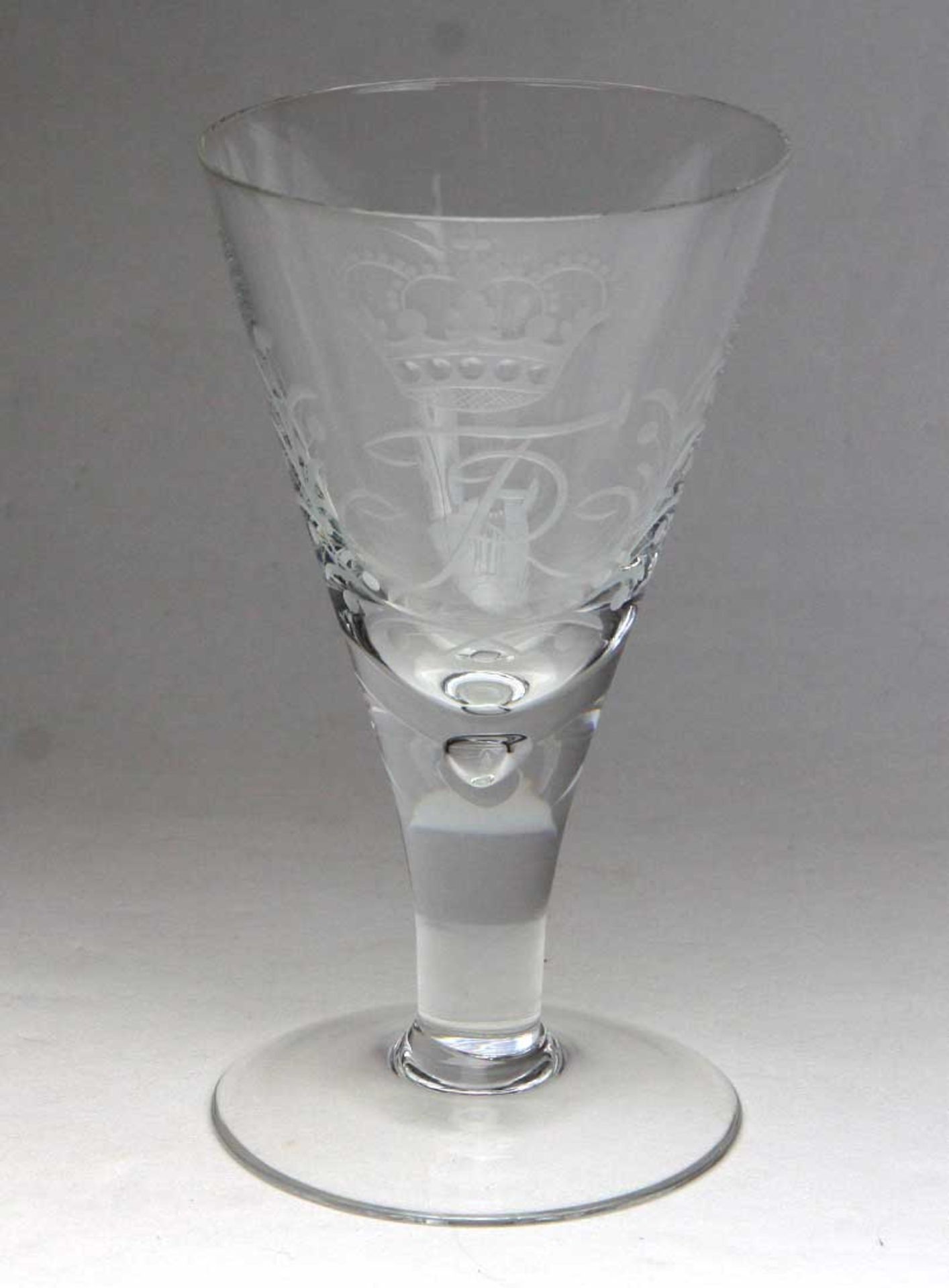 Monogramm Kelchfarbloses Glas in Trichterform die in den Schaft mit eingestochener Luftblase u.