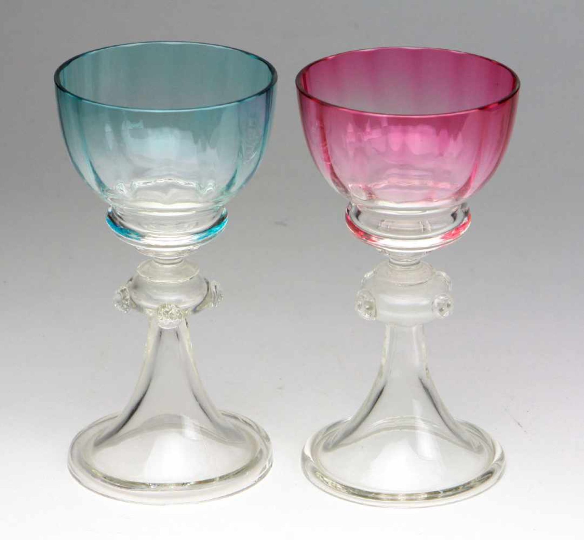 2 Weinkelchefarbloses Glas mundgeblasen, bauchige optisch facettierte Kuppa pastellrot u, -blau