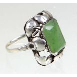 Jugendstil Ring mit JadeSilber 800, Ringkopf mit einem rechteckigen, leicht gewölbten waldgrünen