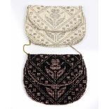 2 Perltaschen um 1920beide in gerundeter Form, komplett mit Glaspelchen geometrisch sowie floral