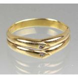 Ring mit Diamanten - GG 333in Gelbgold 333 (8 Karat) gearbeitet u. punziert, geteilter Ringkopf