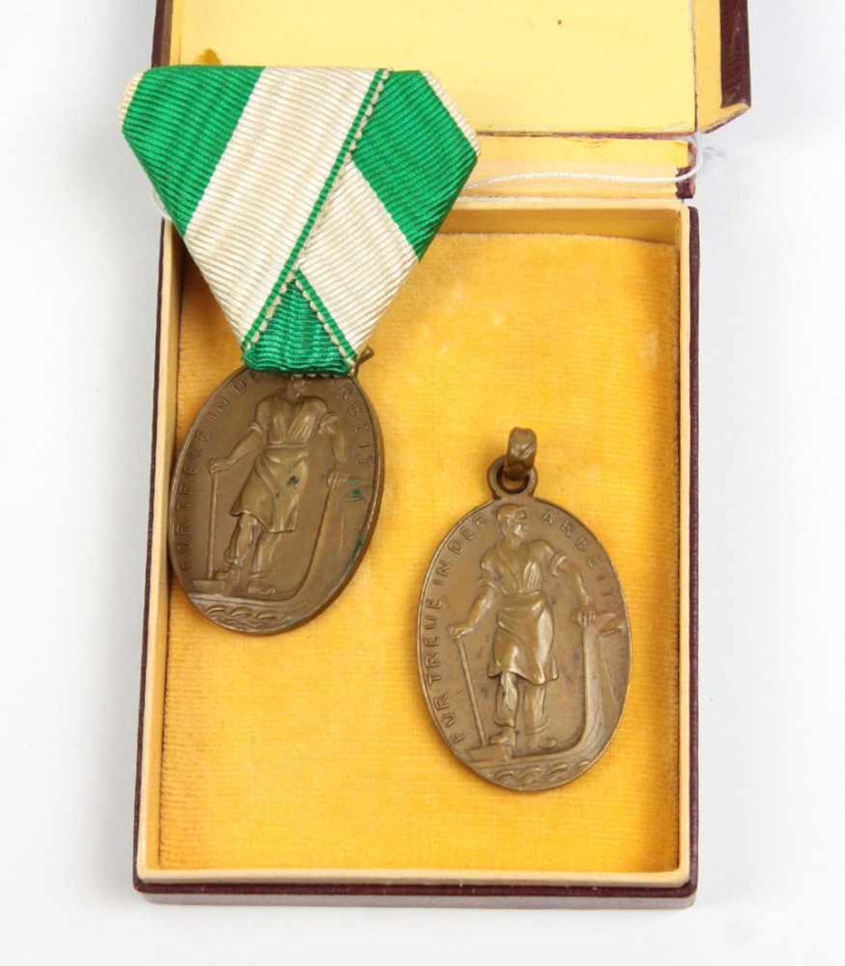 2 Auszeichnungen Plauen u. Zittauhochovale bronzene Medaillen mit der Darstellung eines stehenden