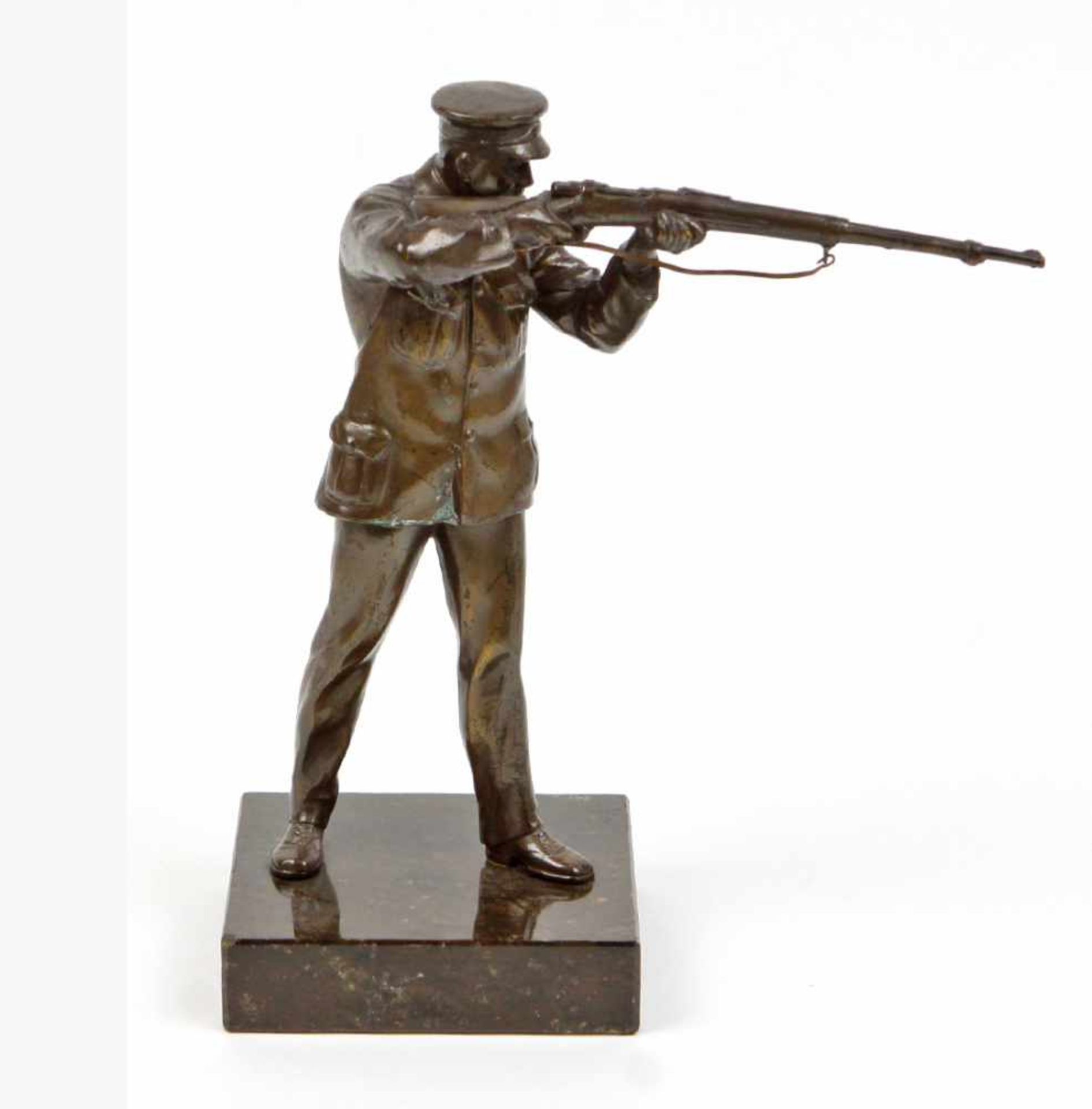 Schützen SkulpturMetallguß bronziert, Schütze in Uniform mit Schirmmütze auf eckigem Serpentinsockel