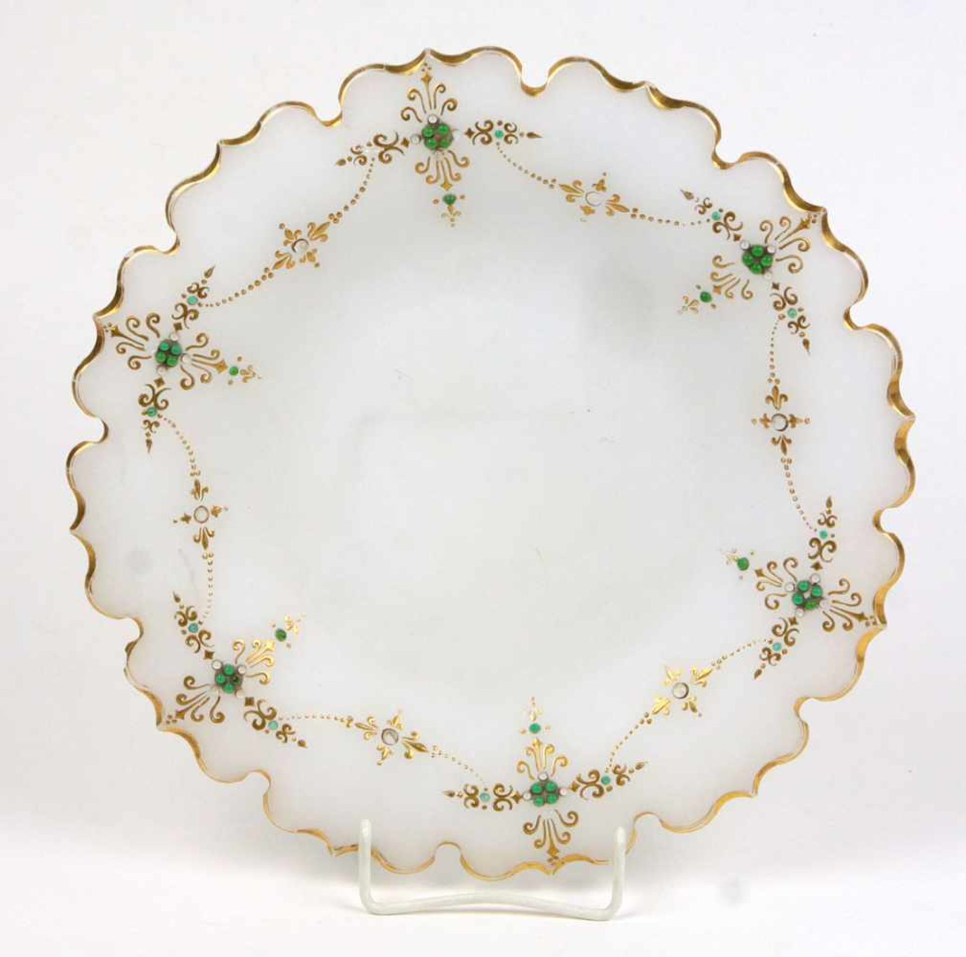 Glasschale um 1860weißopakes Glas mundgeblasen, ausschwingende flache Schalenform mit gewellt