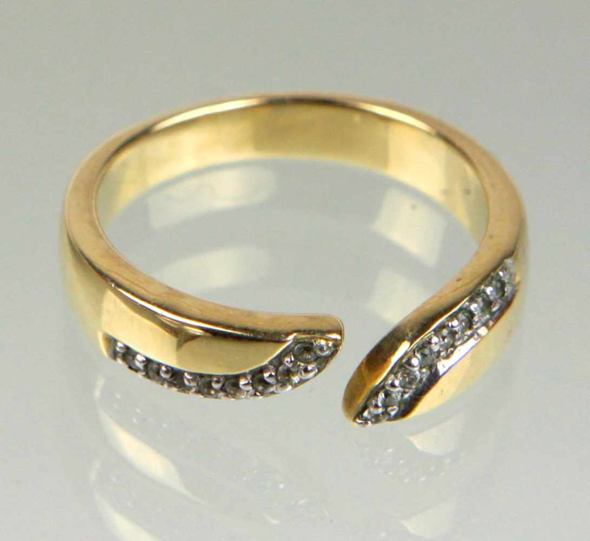 Ring mit weißen Saphiren - GG 375in Gelbgold 375 (9 Karat) gearbeitet u. punziert, leicht