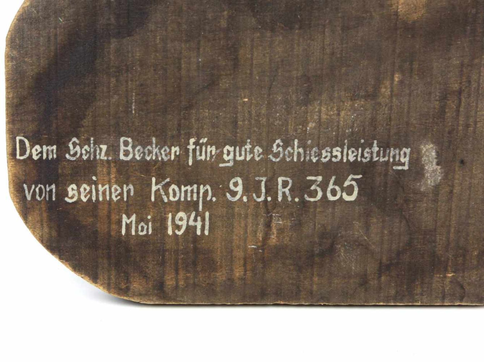 Schießpreis 1941ovale beschnitzte Holzplatte, links unten signiert, 2 Musikanten unter Bäumen - Bild 2 aus 2